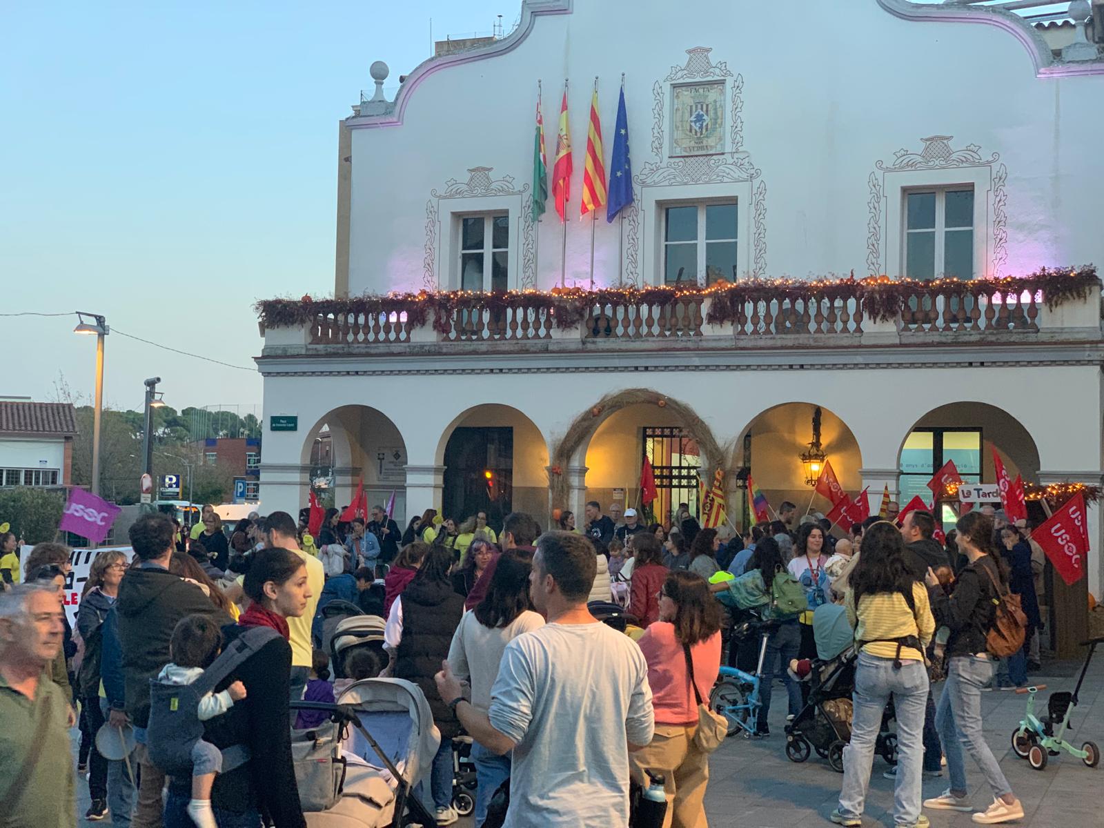 Docents i famílies van reclamar un calendari laboral digne amb cants, pancartes i balls a la plaça. FOTO: Judit Josa