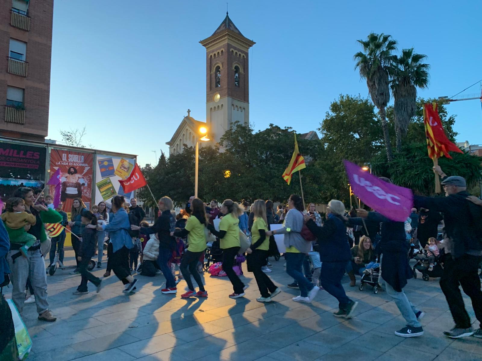 Docents i famílies van reclamar un calendari laboral digne amb cants, pancartes i balls a la plaça. FOTO: Judit Josa