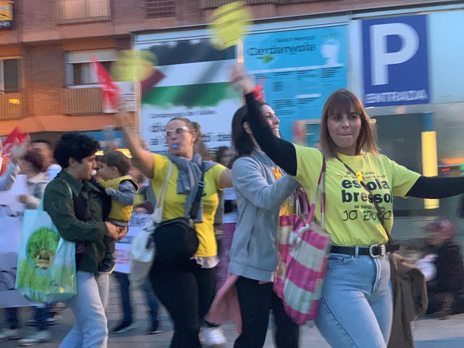 Docents i famílies van reclamar un calendari laboral digne amb cants, pancartes i balls a la plaça. FOTO: Judit Josa