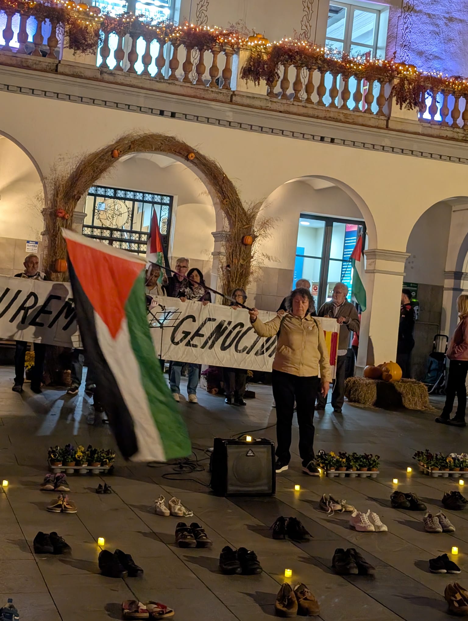 Espelmes, sabates i música en directe van omplir la plaça en record de les víctimes palestines. FOTO: Cedida