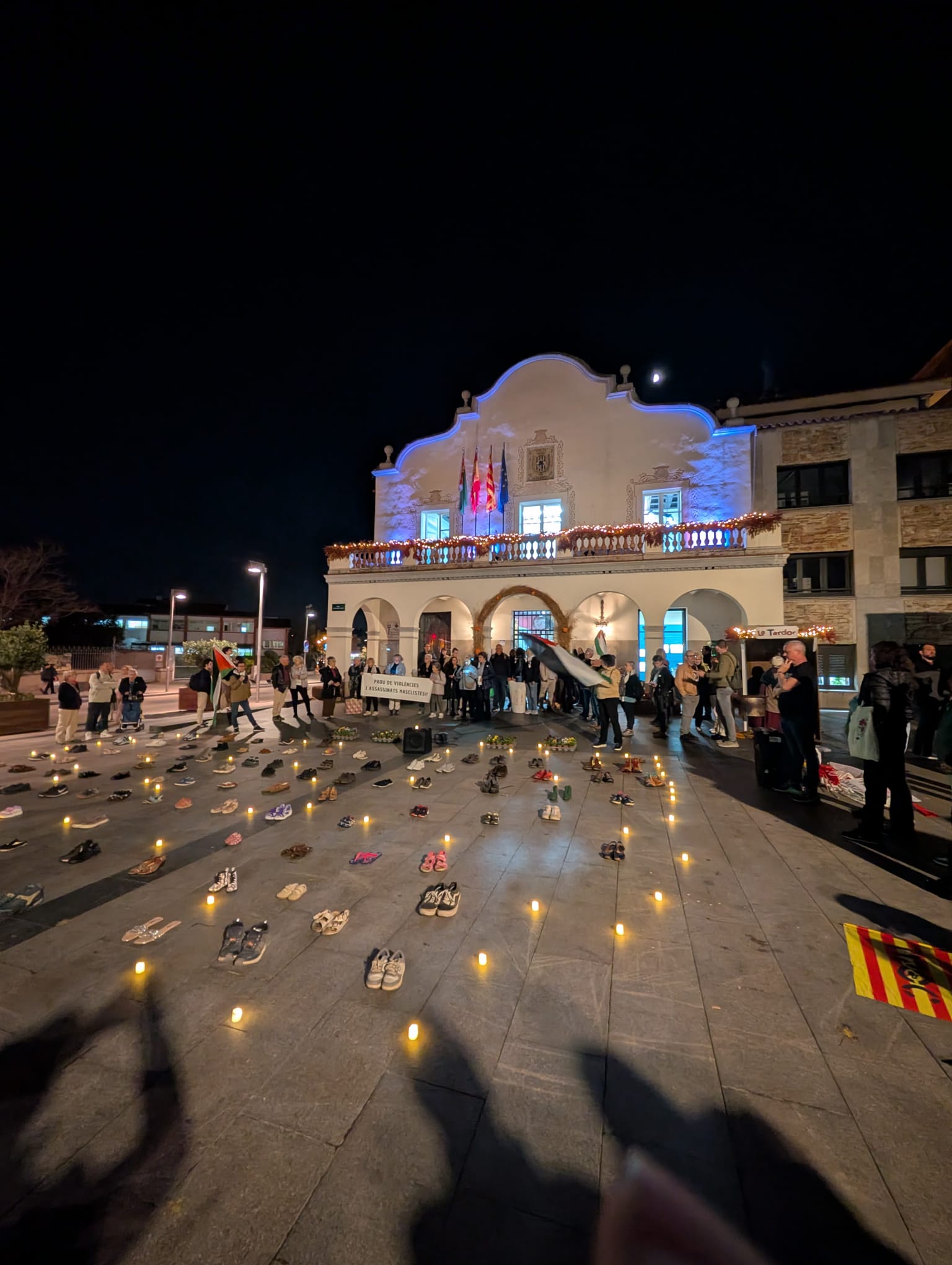 Espelmes, sabates i música en directe van omplir la plaça en record de les víctimes palestines. FOTO: Cedida