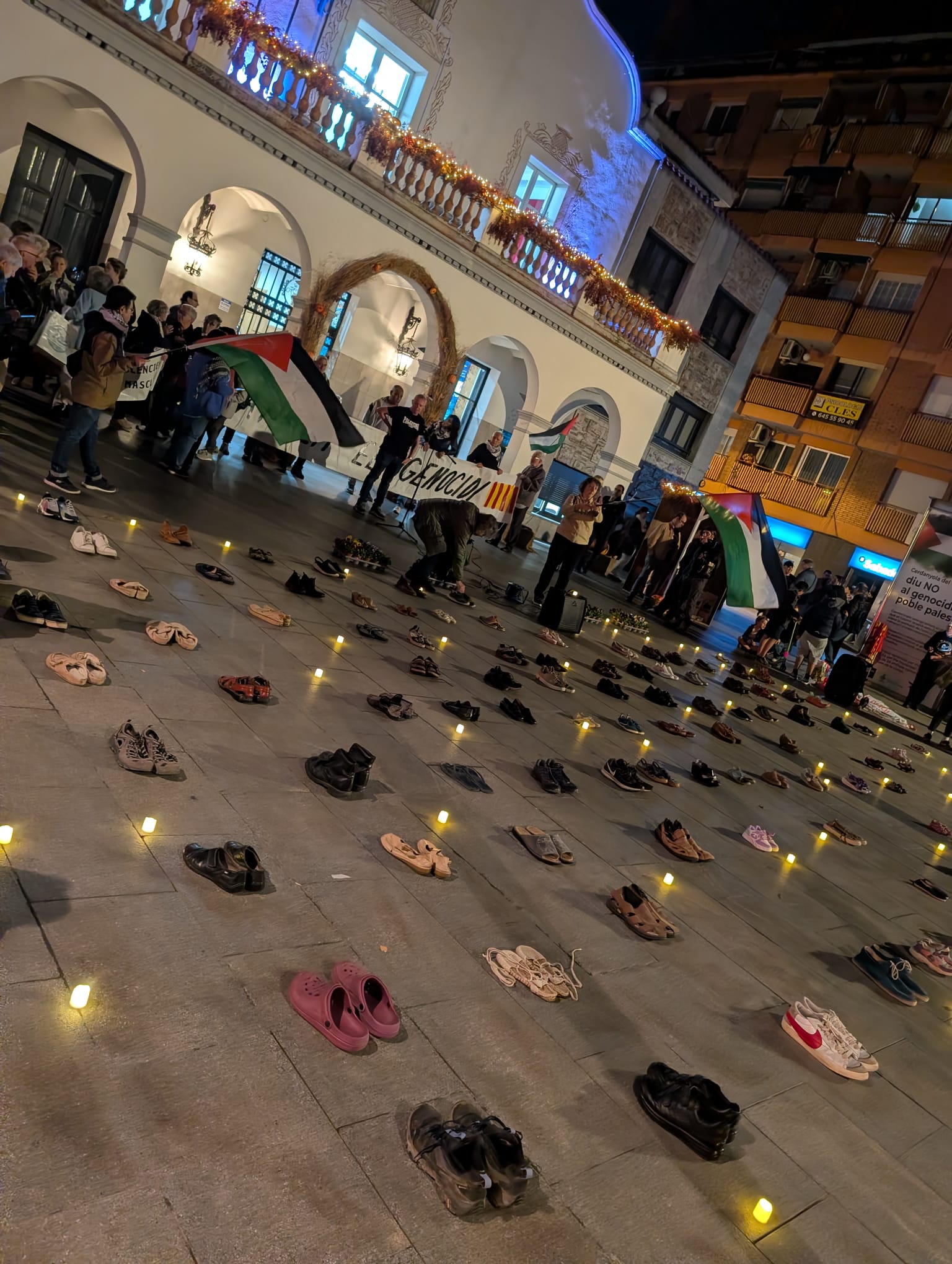 Espelmes, sabates i música en directe van omplir la plaça en record de les víctimes palestines. FOTO: Cedida