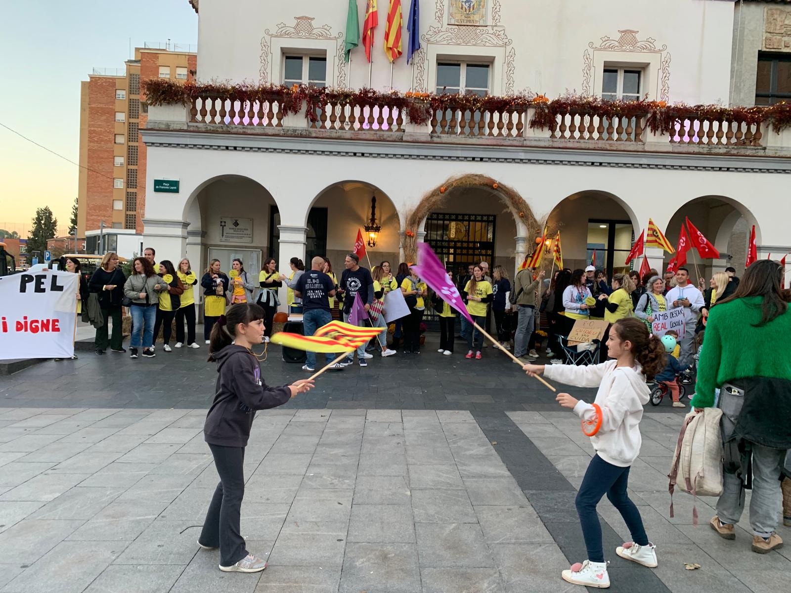 Docents i famílies van reclamar un calendari laboral digne amb cants, pancartes i balls a la plaça. FOTO: Judit Josa