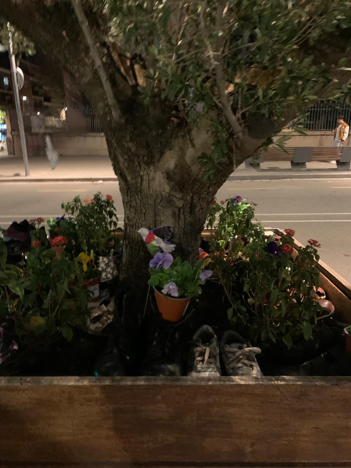 Espelmes, sabates i música en directe van omplir la plaça en record de les víctimes palestines. FOTO: Judit Josa