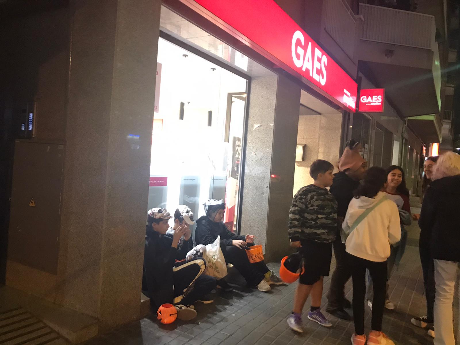 Colles d'amics disfressats omplen l'avinguda de Catalunya durant la nit del 31 d’octubre. Foto: Judit Josa