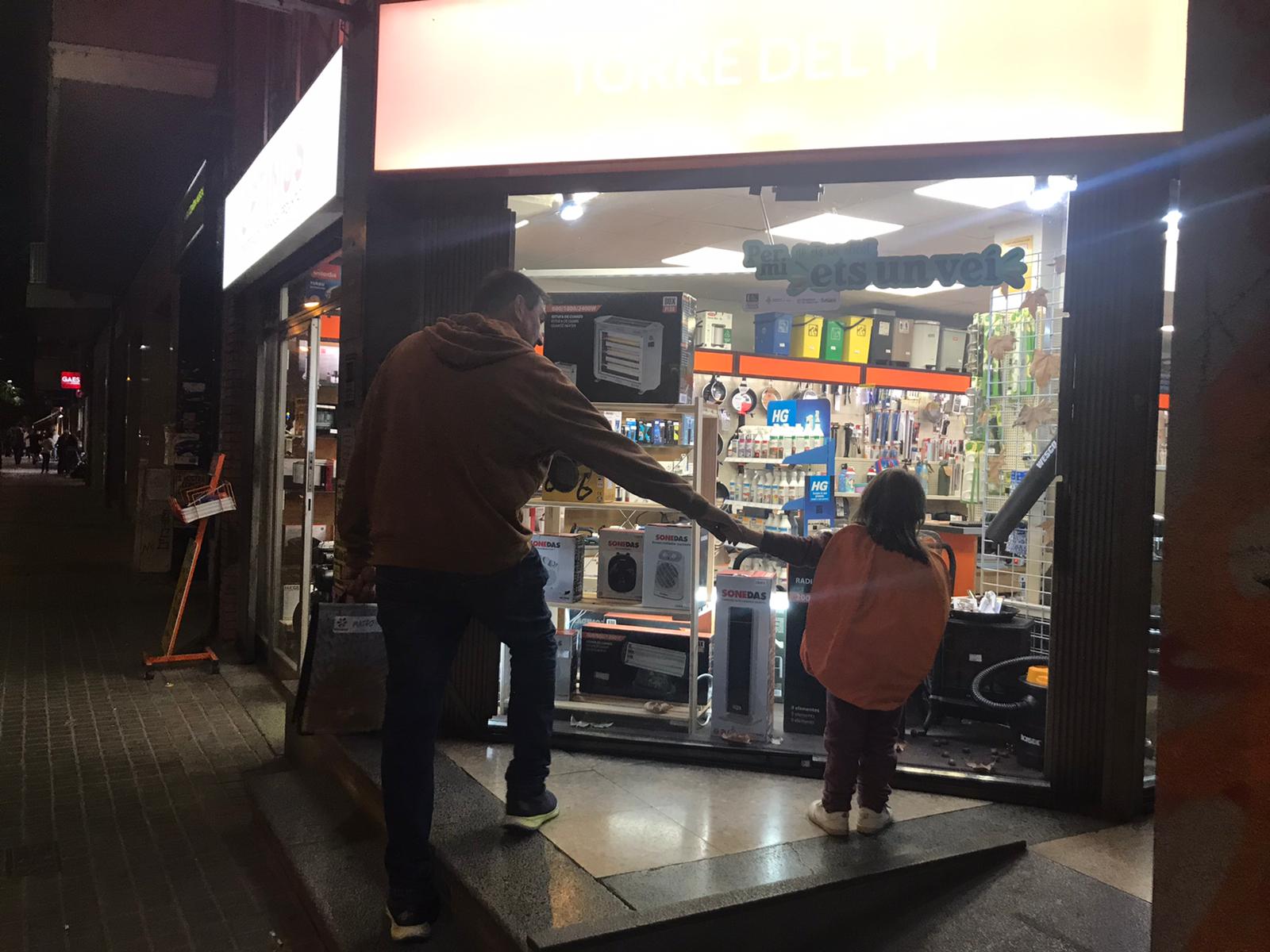 Famílies disfressades omplen l'avinguda de Catalunya durant la nit del 31 d’octubre. Foto: Judit Josa