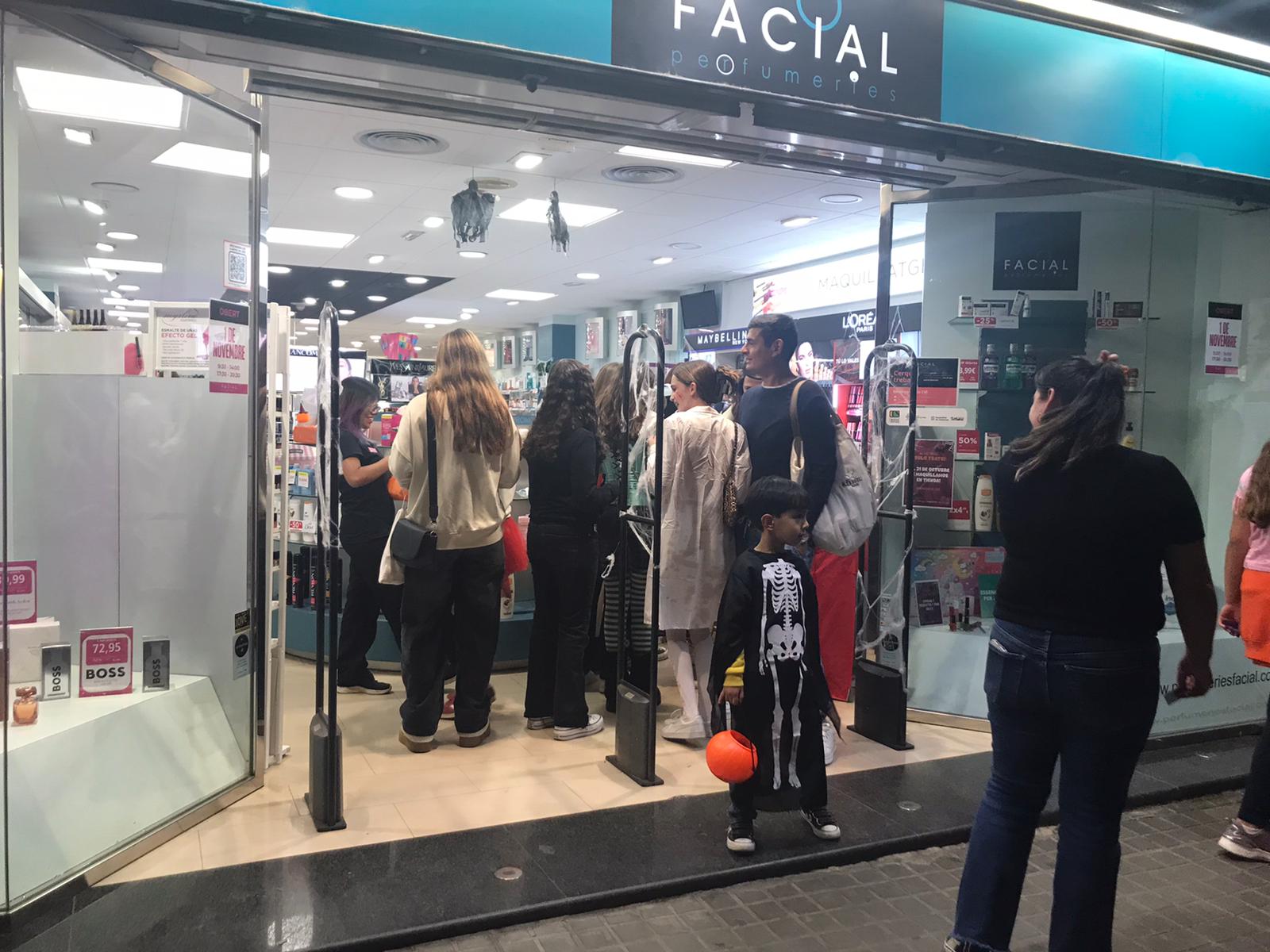 Famílies disfressades omplen l'avinguda de Catalunya durant la nit del 31 d’octubre. Foto: Judit Josa