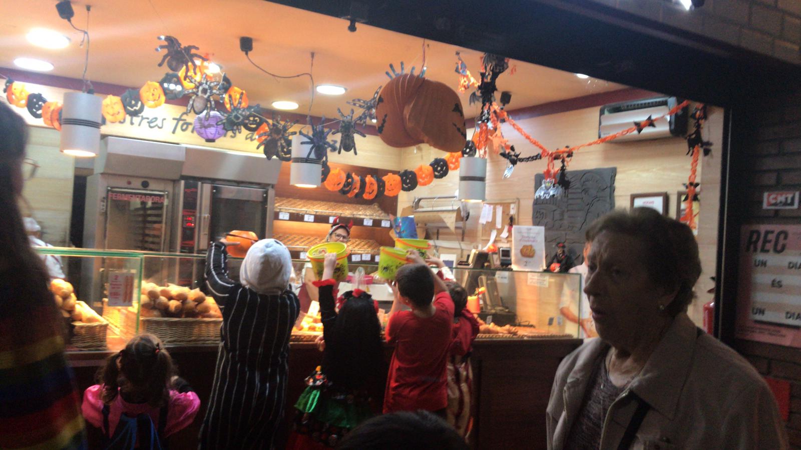 Famílies disfressades omplen l'avinguda de Catalunya durant la nit del 31 d’octubre. Foto: Judit Josa