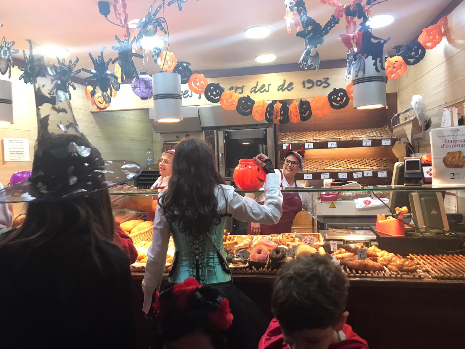 Famílies disfressades omplen l'avinguda de Catalunya durant la nit del 31 d’octubre. Foto: Judit Josa