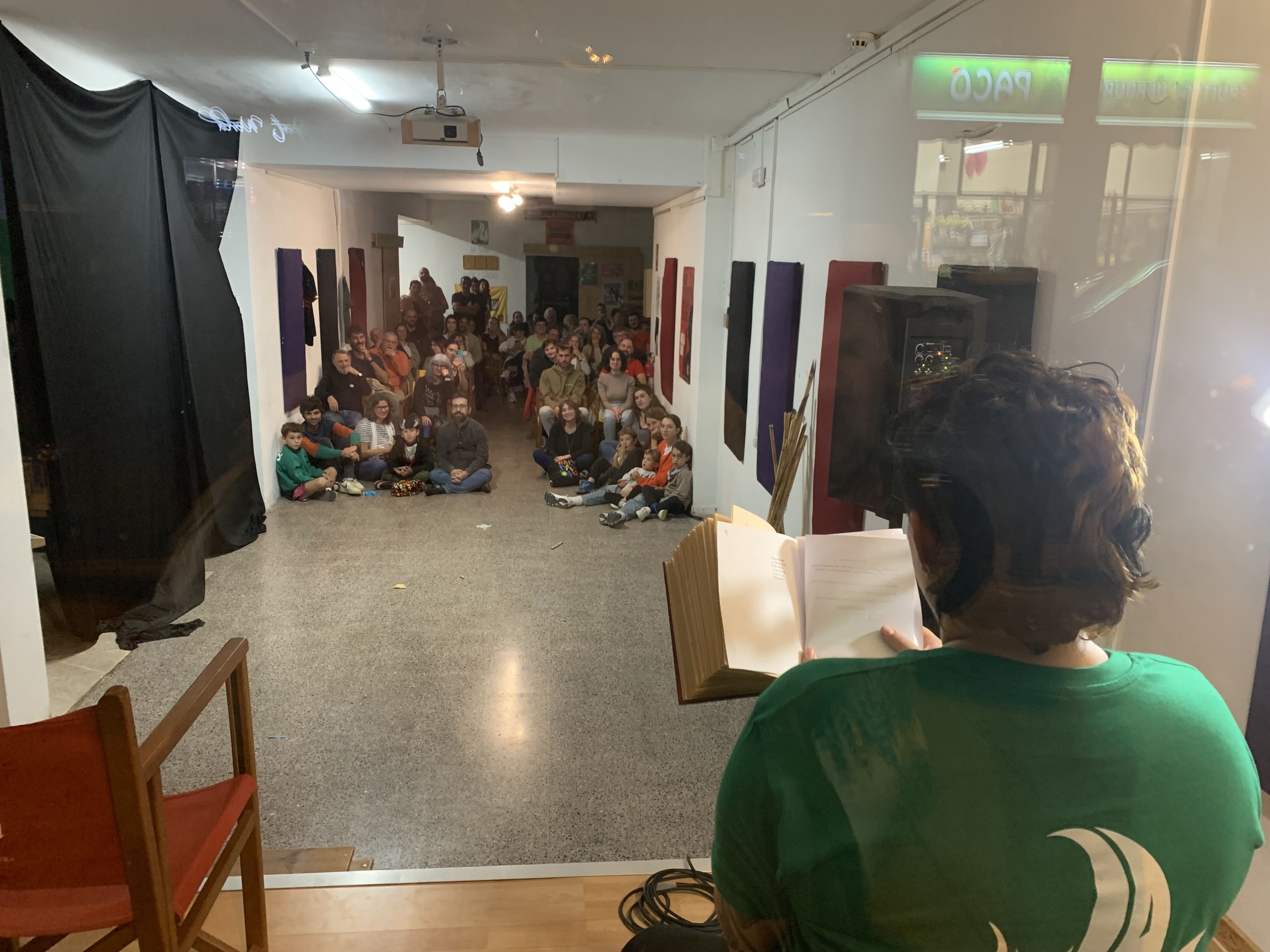 Representació de rondalles populars de Joan Amades, la nit de difunts, al Casal Popular La Flama. Foto: Judit Josa