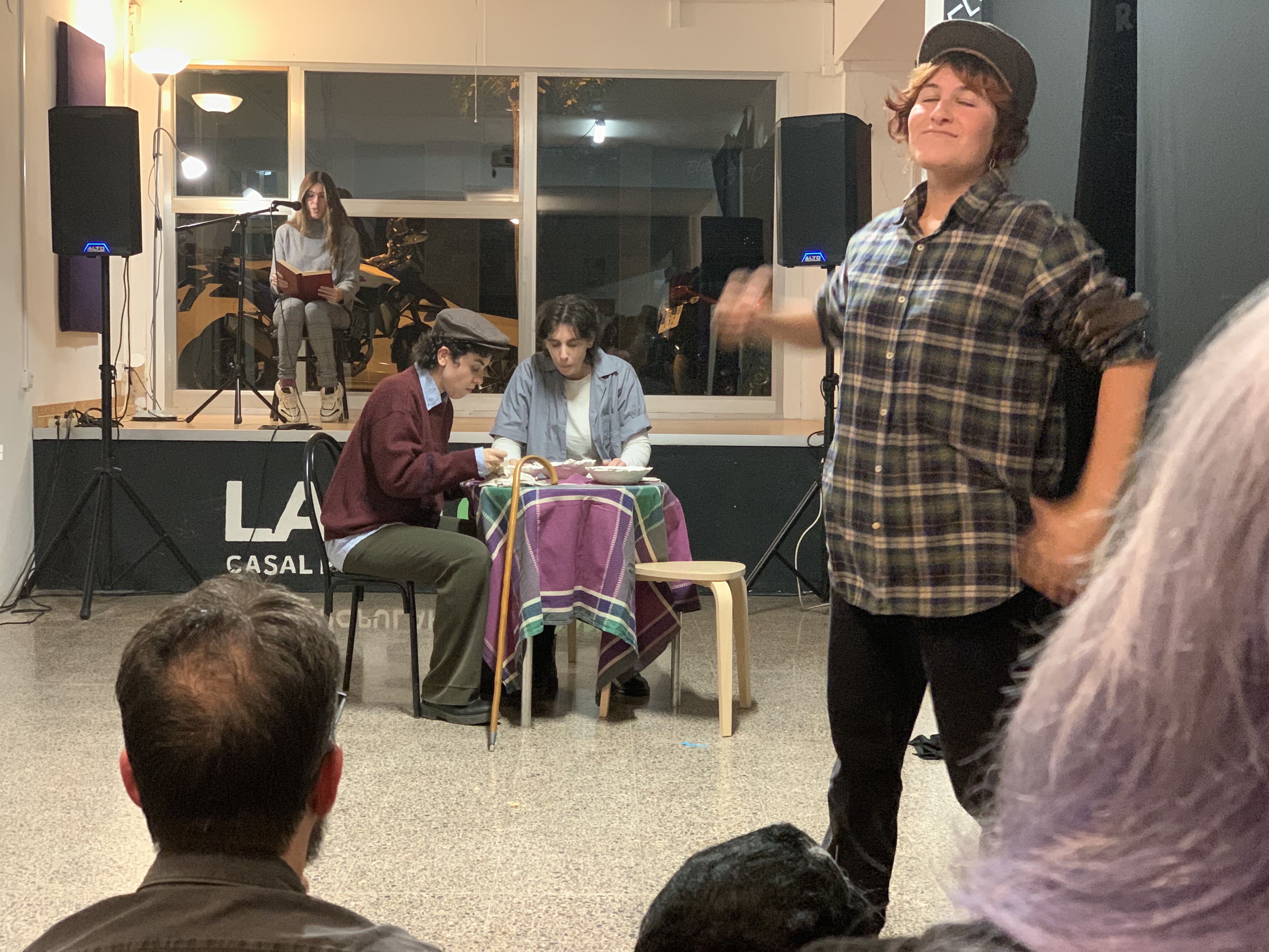 Representació de rondalles populars de Joan Amades, la nit de difunts, al Casal Popular La Flama. Foto: Judit Josa