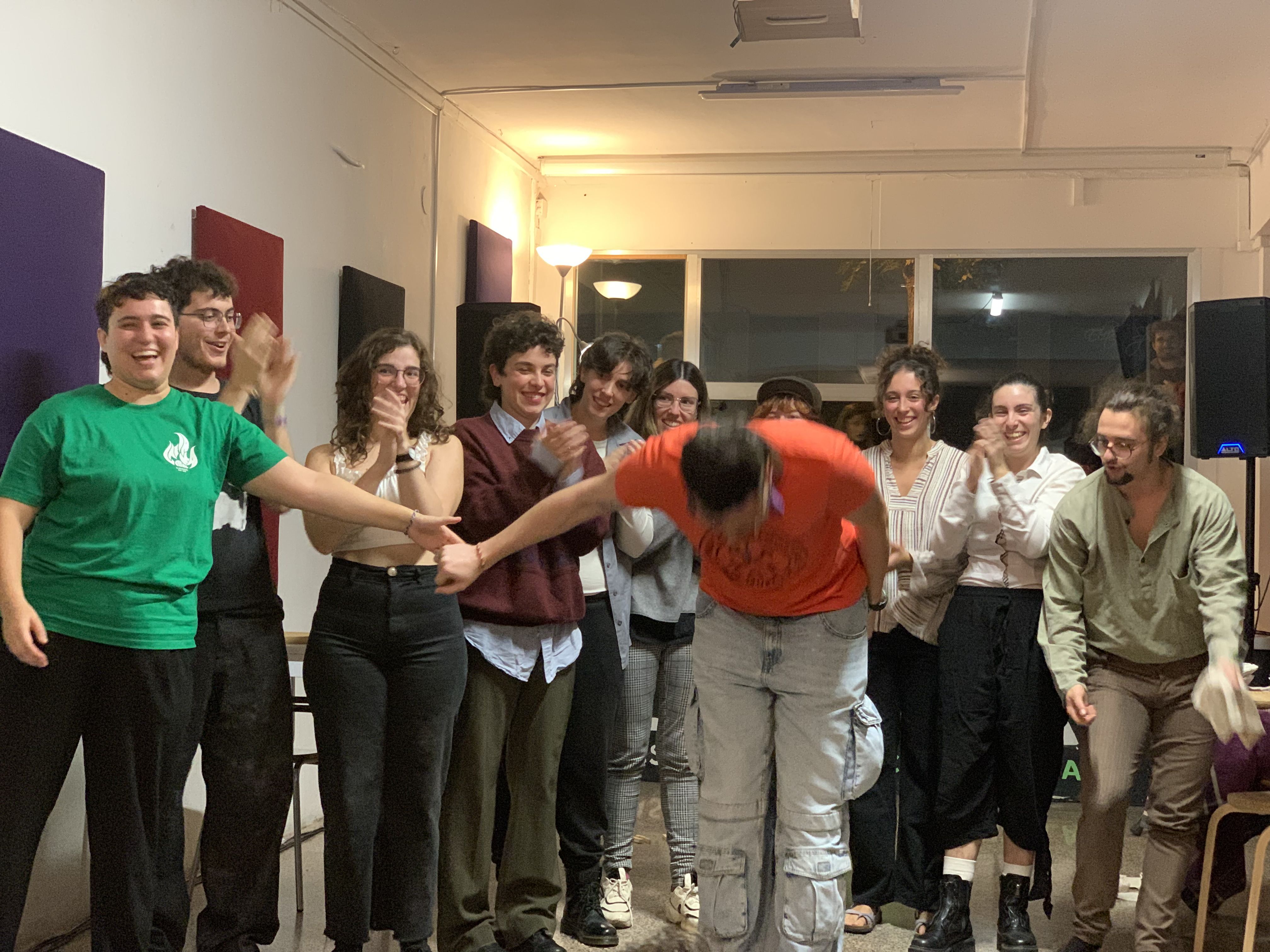 La companyia de teatre El Misto saluda desrpes de la representació de rondalles al Casal Popular de La Flama. Foto: Judit Josa