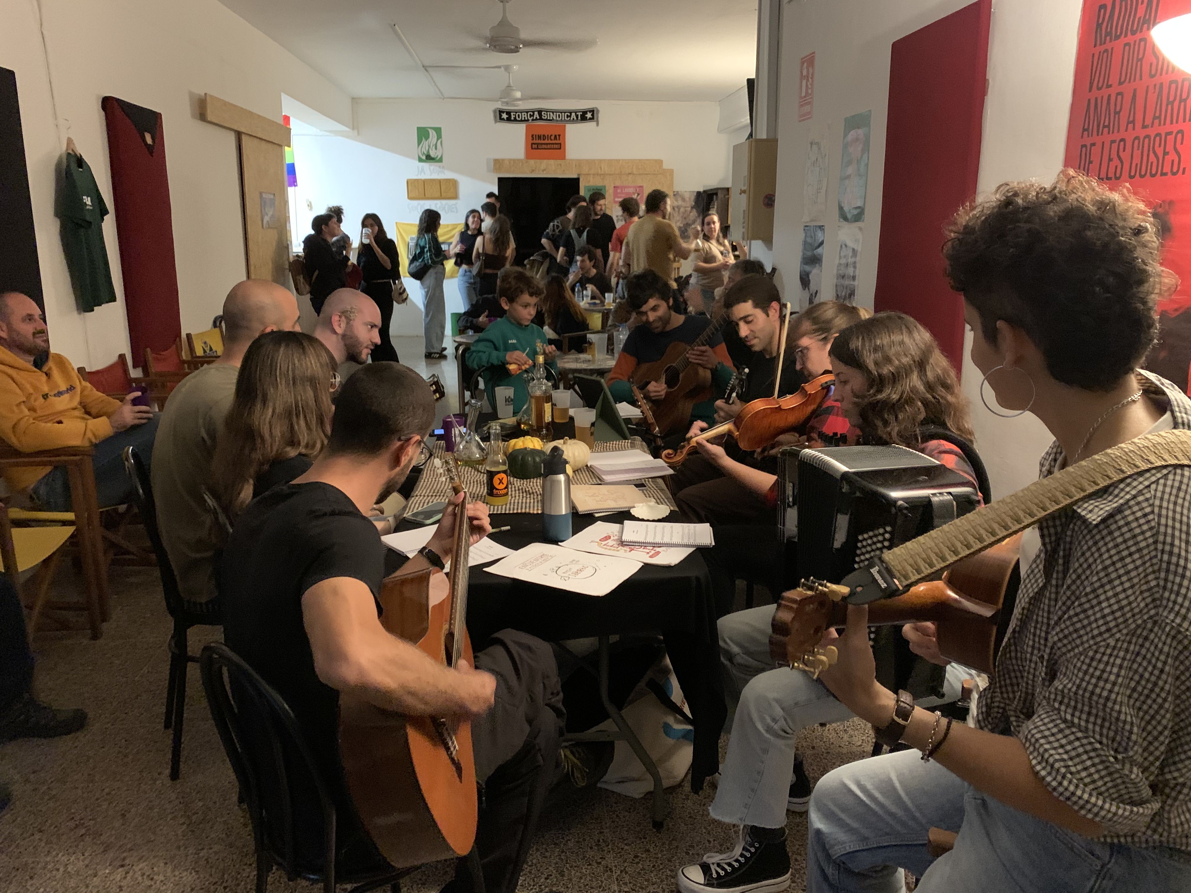 Música Folk i corrandes improvisades al Casal Popular de La Flama. Foto: Judit Josa