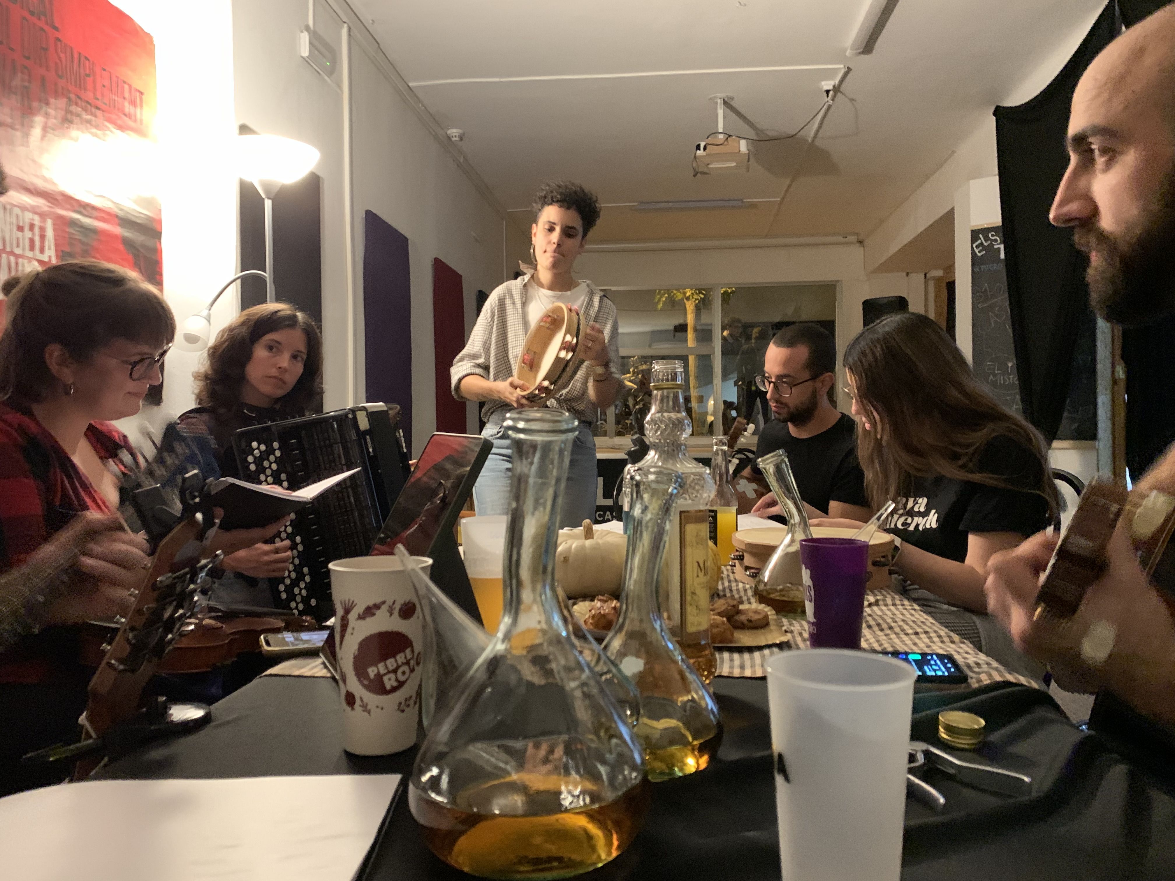 Música Folk i corrandes improvisades al Casal Popular de La Flama per la nit de Difunts. Foto: Judit Josa