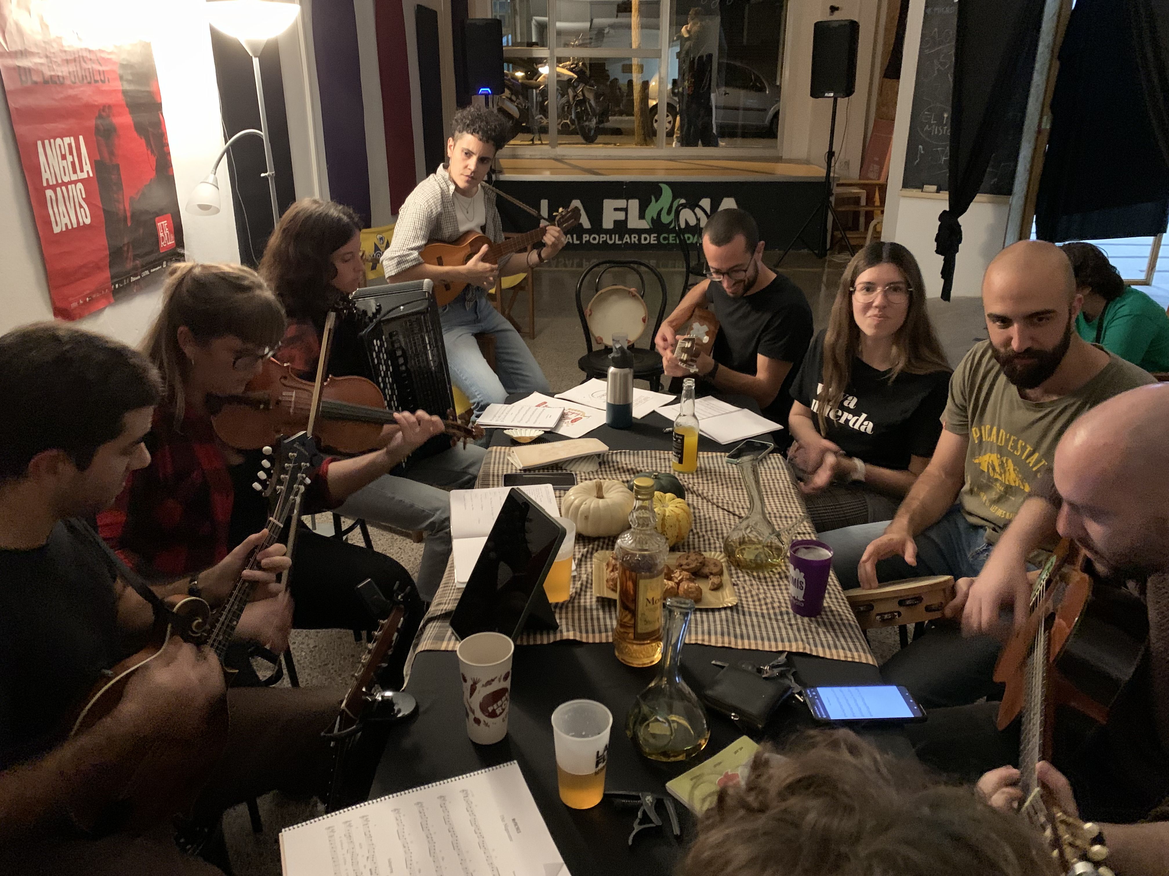 Música Folk i corrandes improvisades al Casal Popular de La Flama. Foto: Judit Josa
