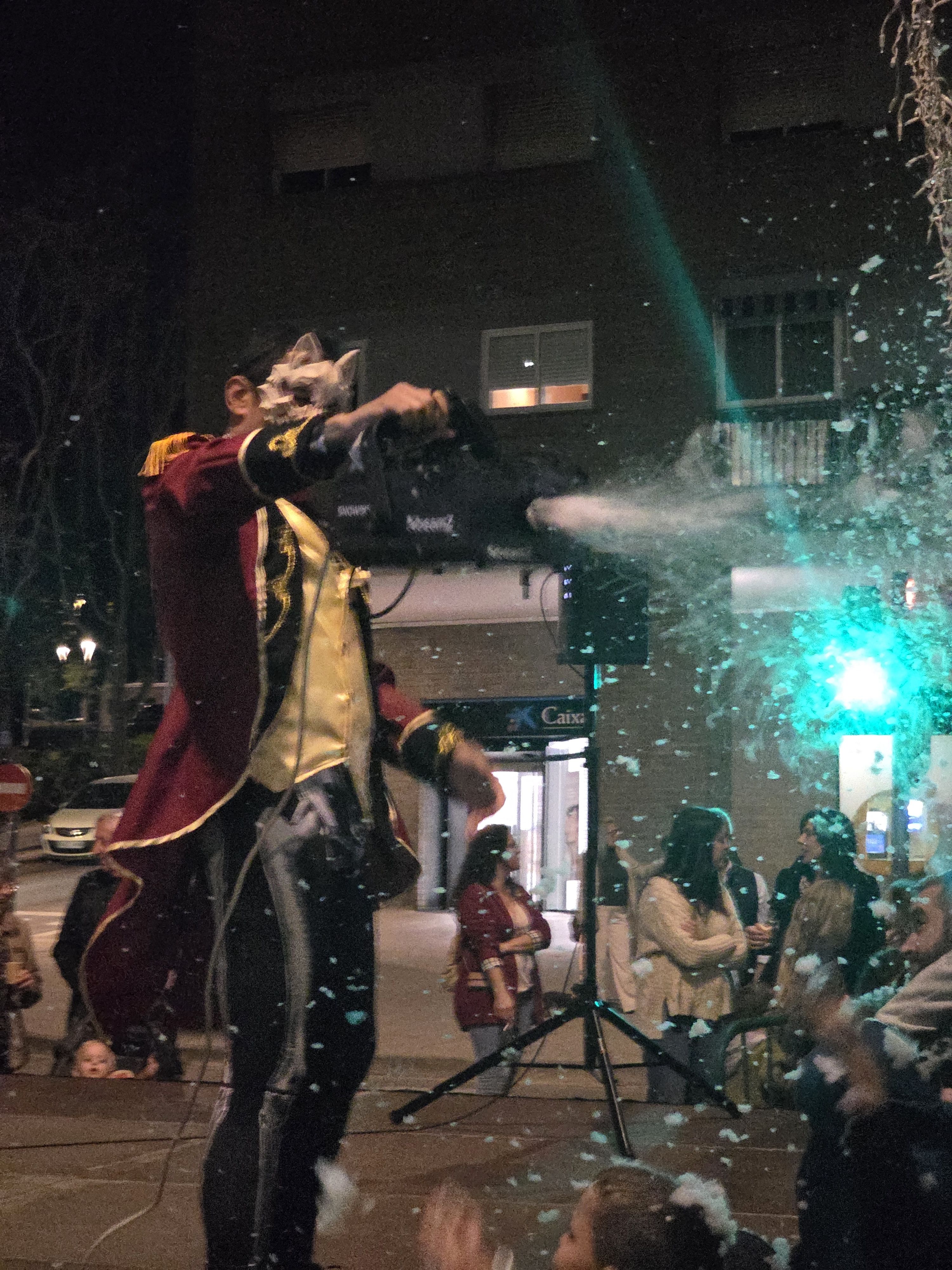 L’avinguda de Canaletes ha celebrat el CastaHalloween, on hi hagut activitats de molt tipus i fins i tot, espuma. Foto: Marc Mata