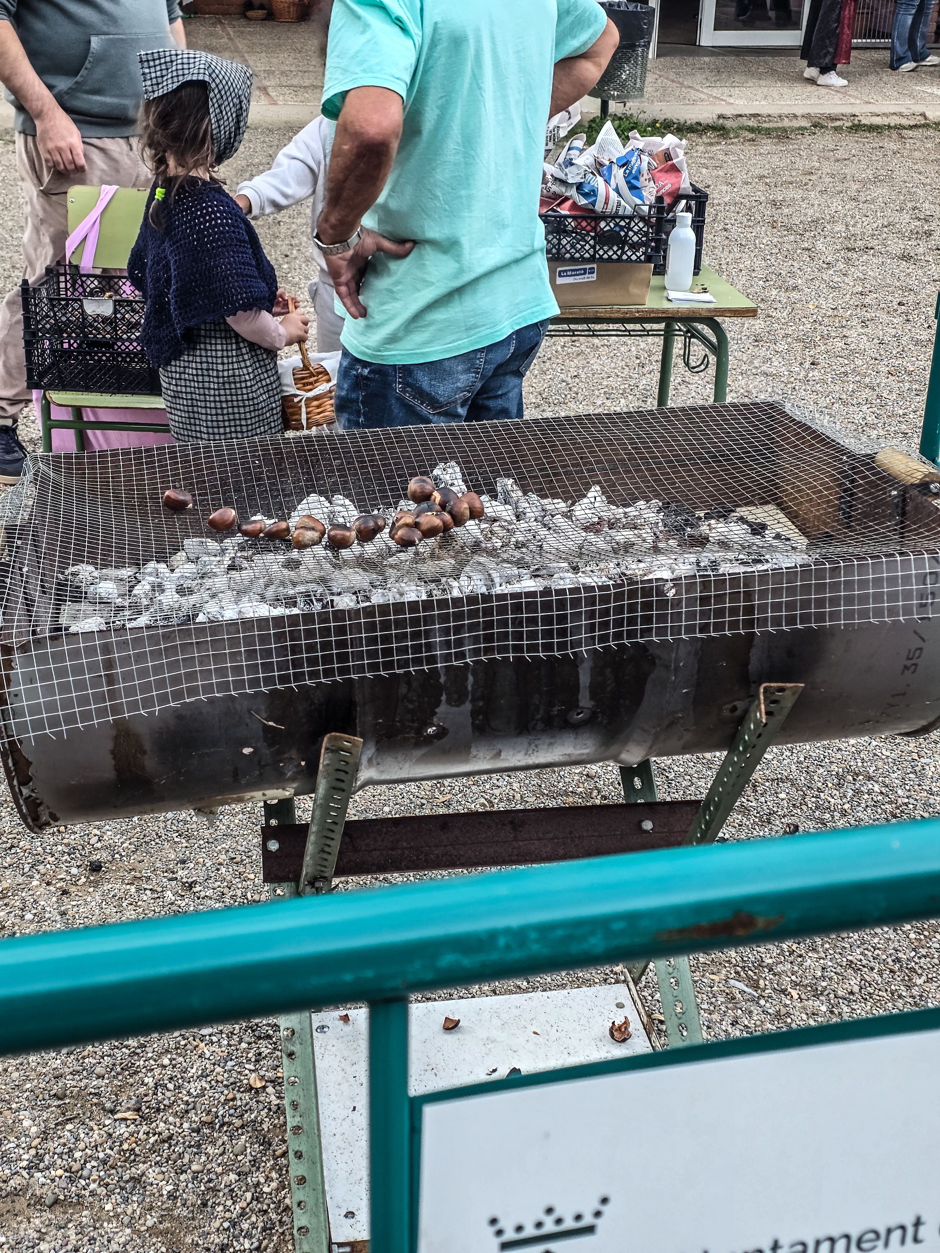 L'escola Fontetes celebra la seva Castanyada benèfica. Foto: Marc Mata
