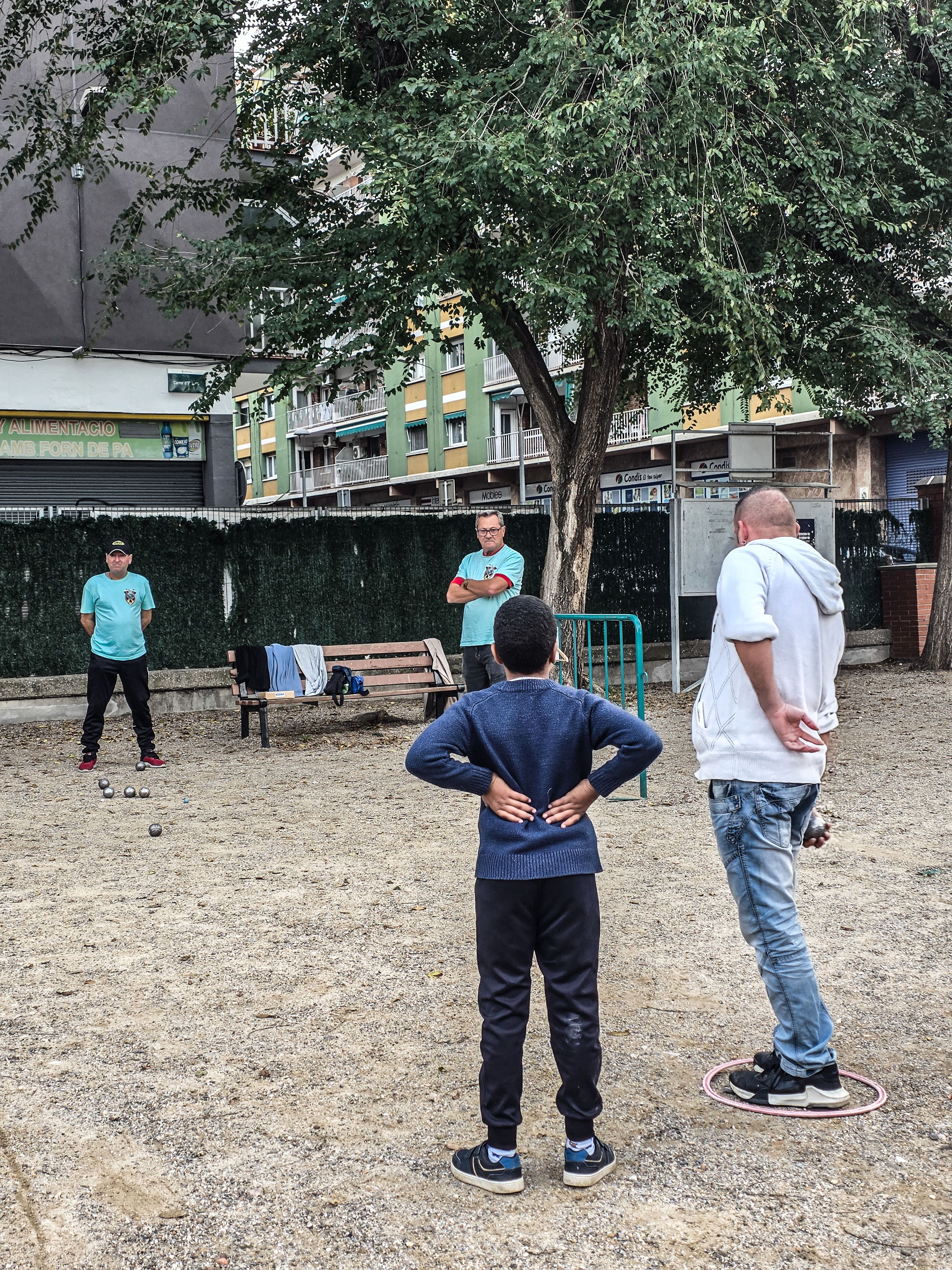 Els més grans ensenyen petanca als més petits. Foto: Marc Mata