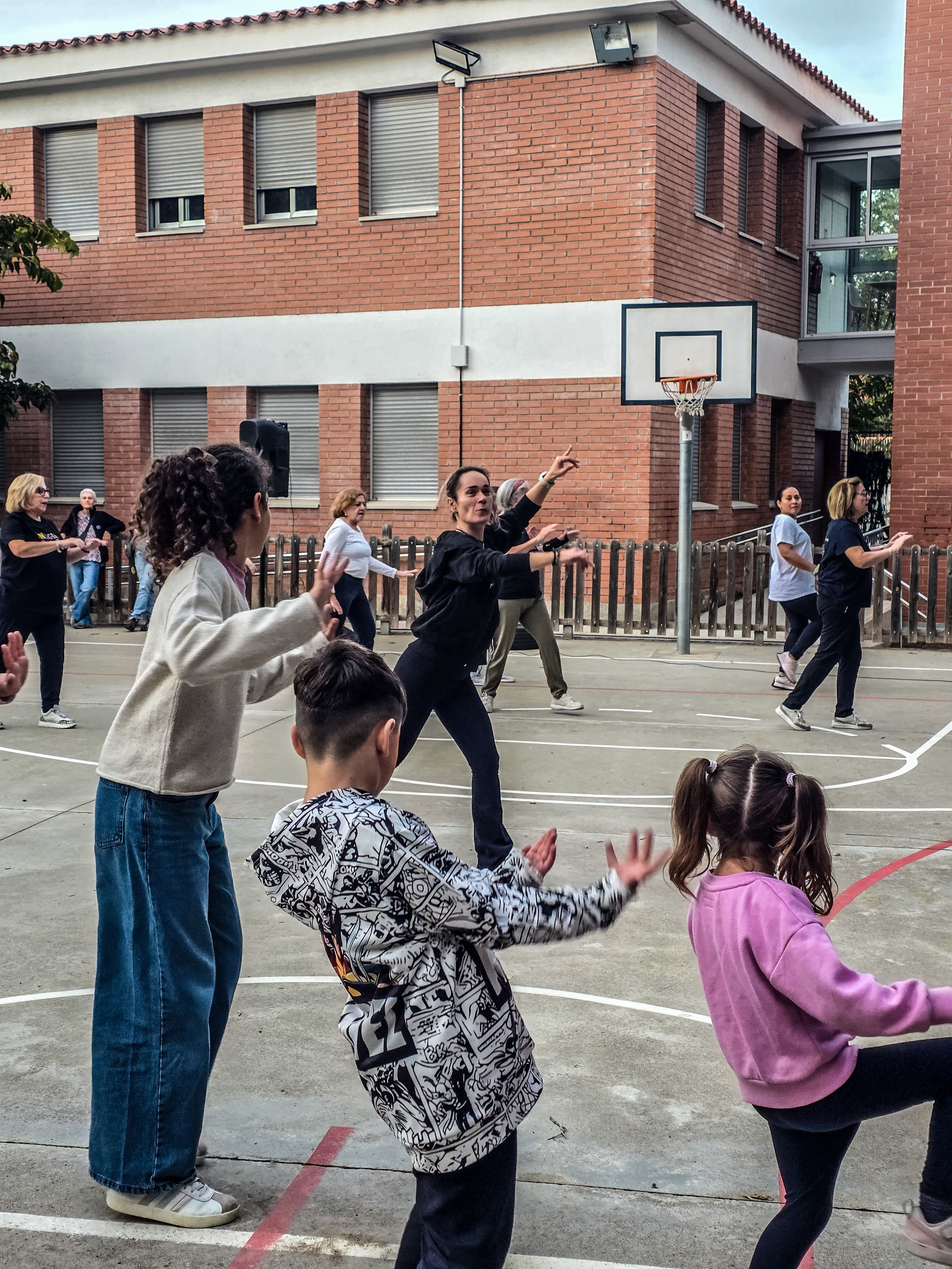 Zumba a la Castanyada benèfica de l'escola Fontetes. Foto: Marc Mata
