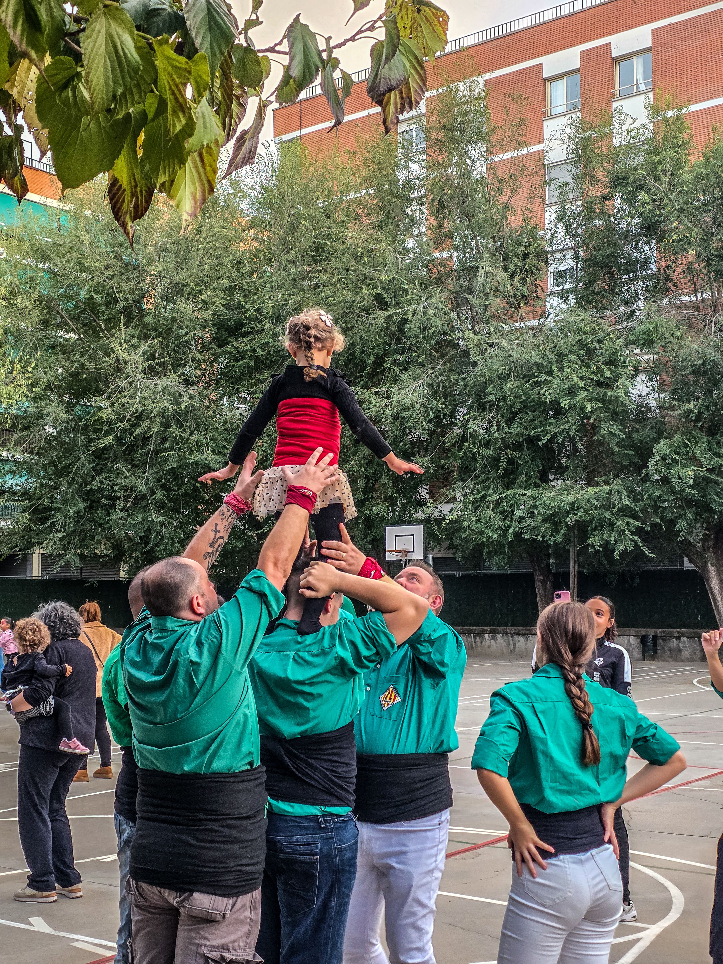 Els Castellers a la Castanyada benèfica de l'escola Fontetes. Foto: Marc Mata