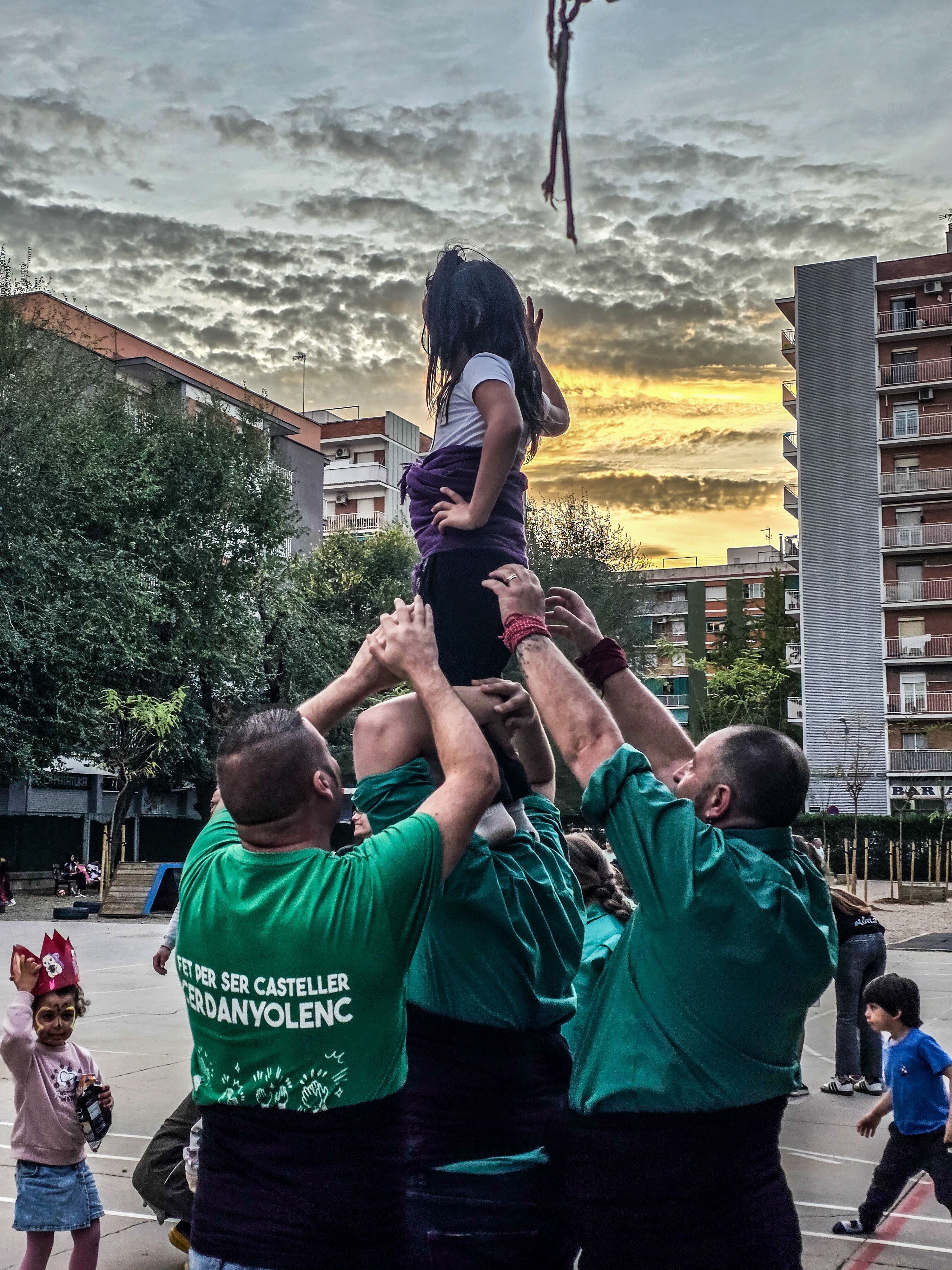 Els Castellers a la Castanyada benèfica de l'escola Fontetes. Foto: Marc Mata