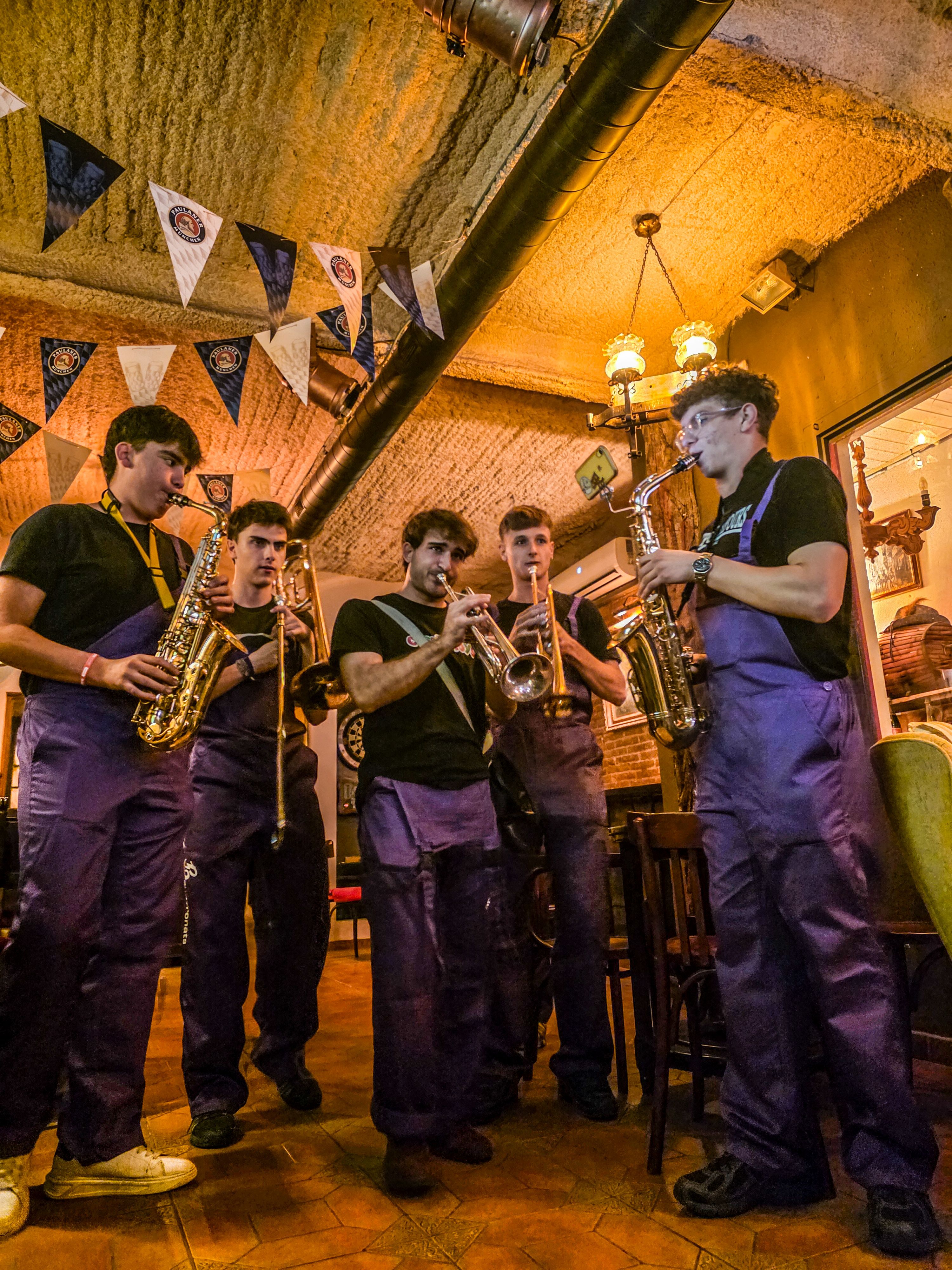 Els Bandtronats recorren els carrers del centre de la ciutat. Foto: Marc Mata