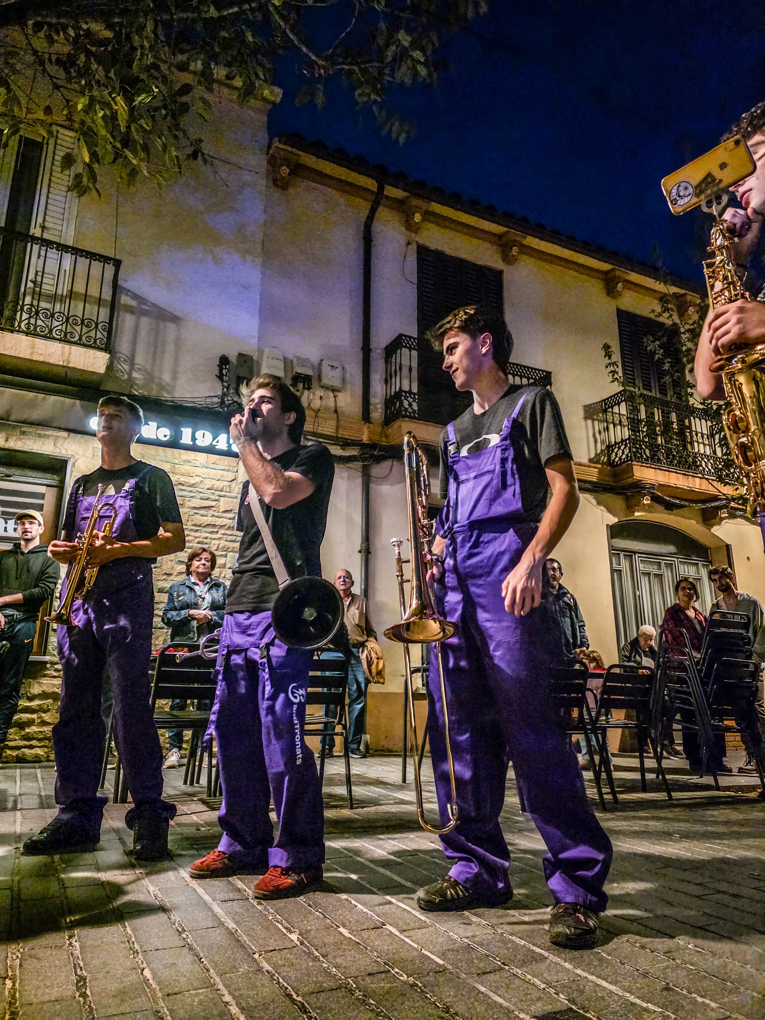 Els Bandtronats recorren els carrers del centre de la ciutat. Foto: Marc Mata