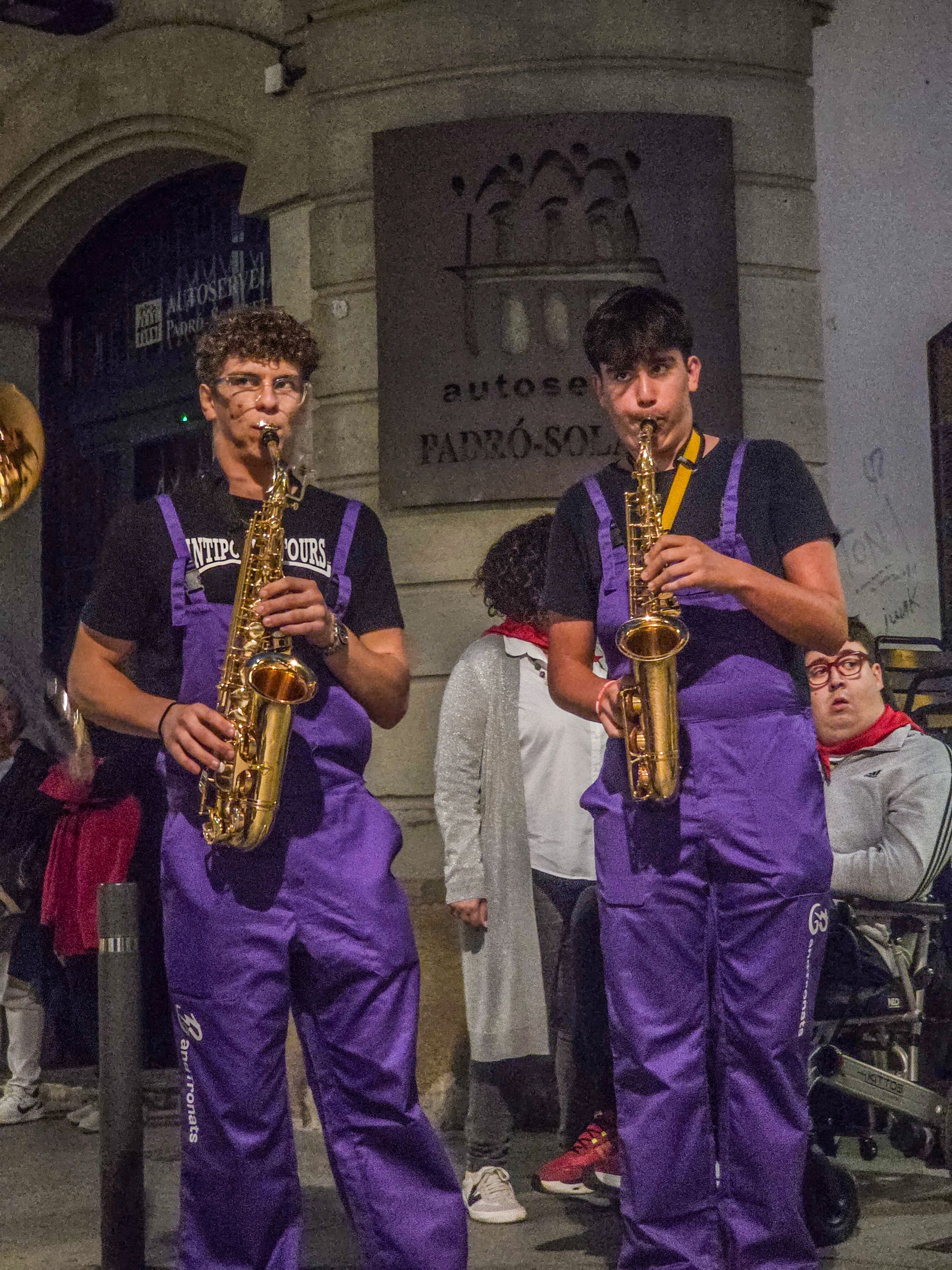 Els Bandtronats recorren els carrers del centre de la ciutat. Foto: Marc Mata
