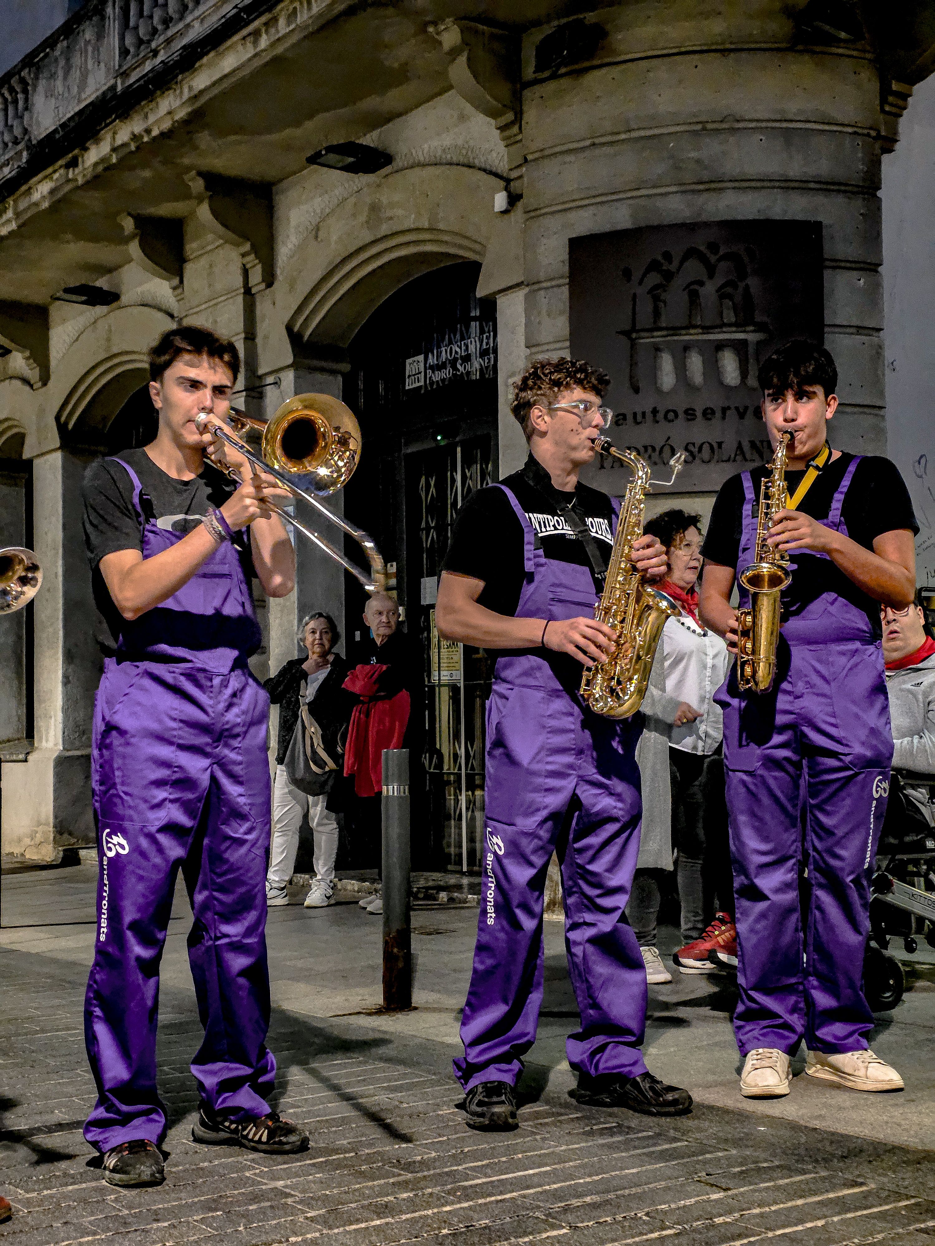 Els Bandtronats recorren els carrers del centre de la ciutat. Foto: Marc Mata