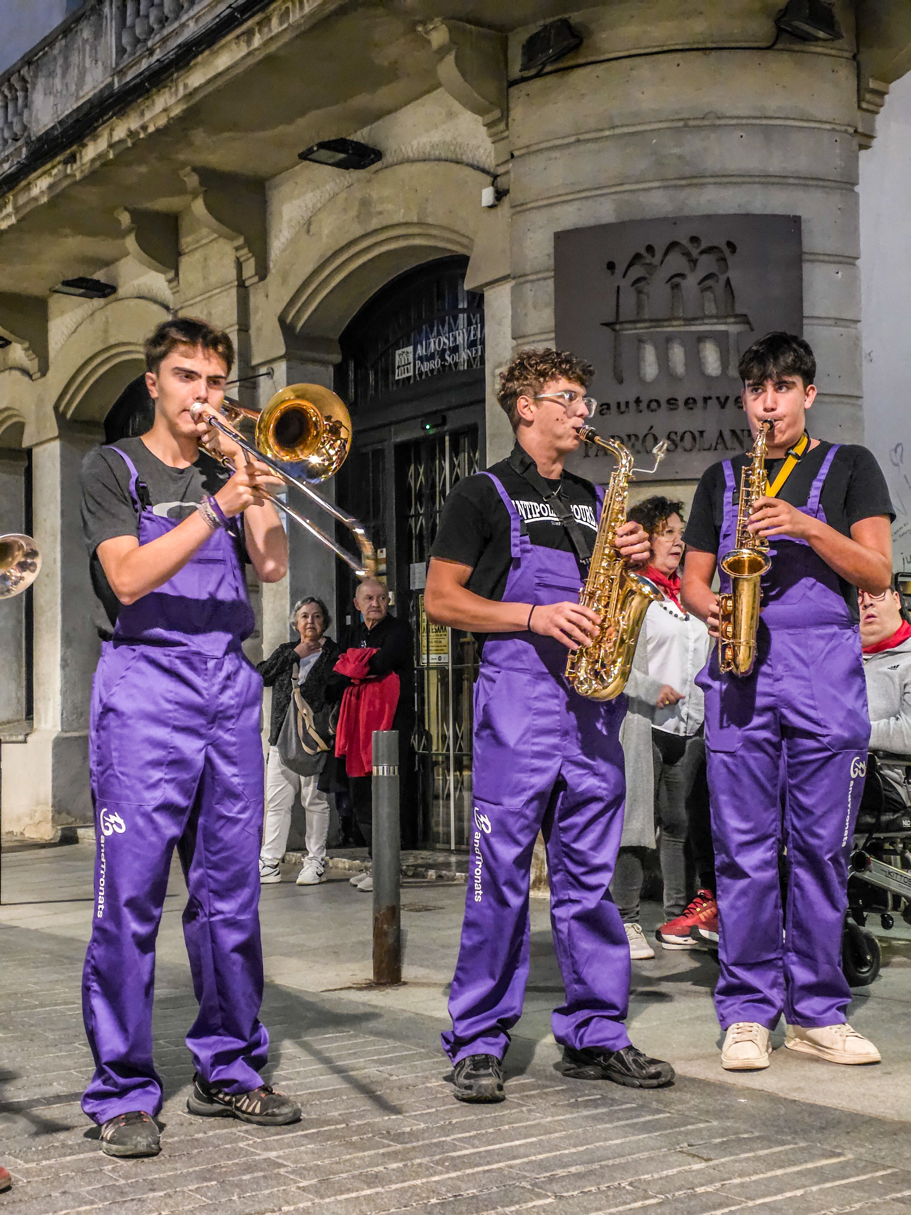 Els Bandtronats recorren els carrers del centre de la ciutat. Foto: Marc Mata