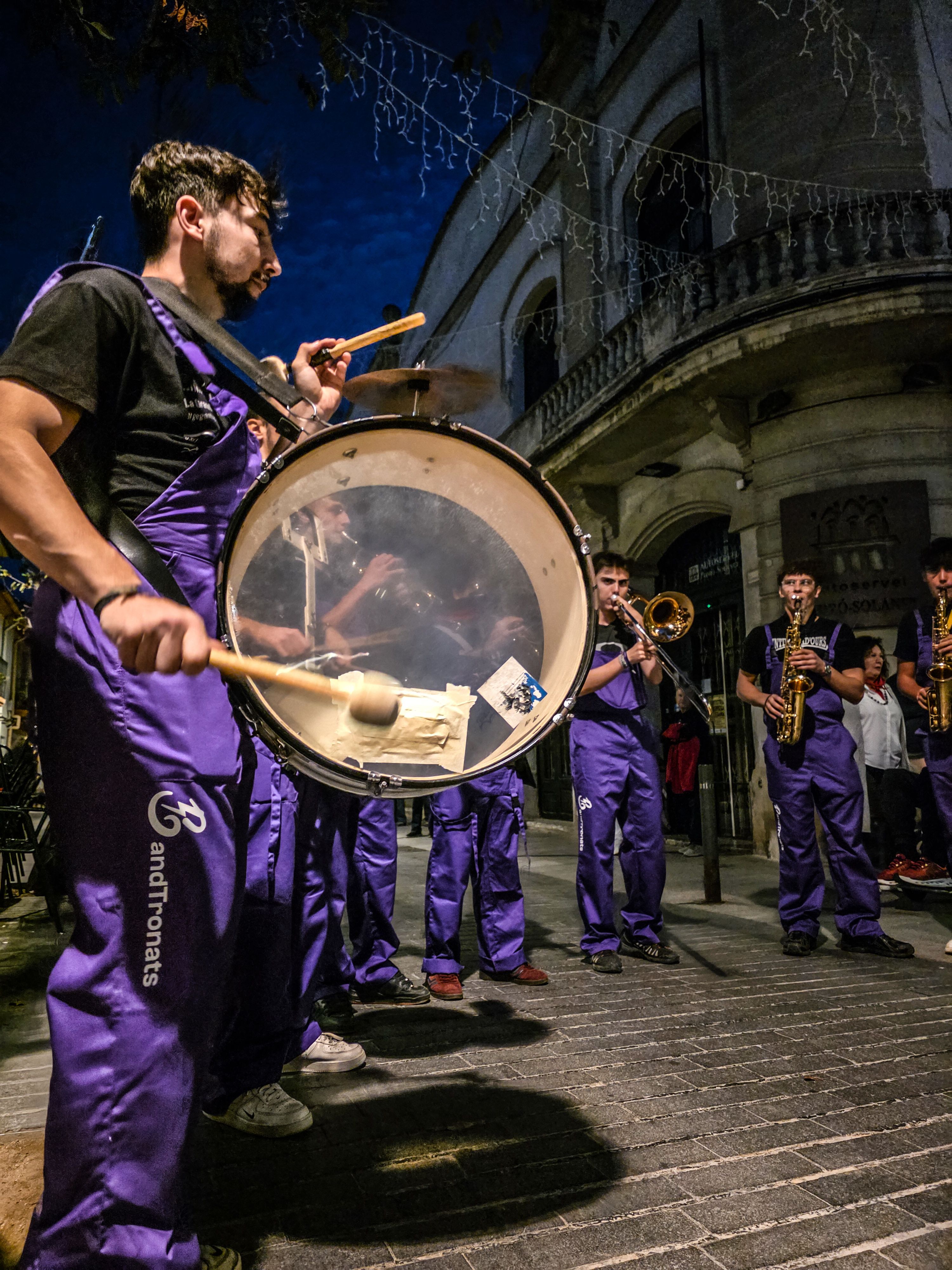 Els Bandtronats recorren els carrers del centre de la ciutat. Foto: Marc Mata