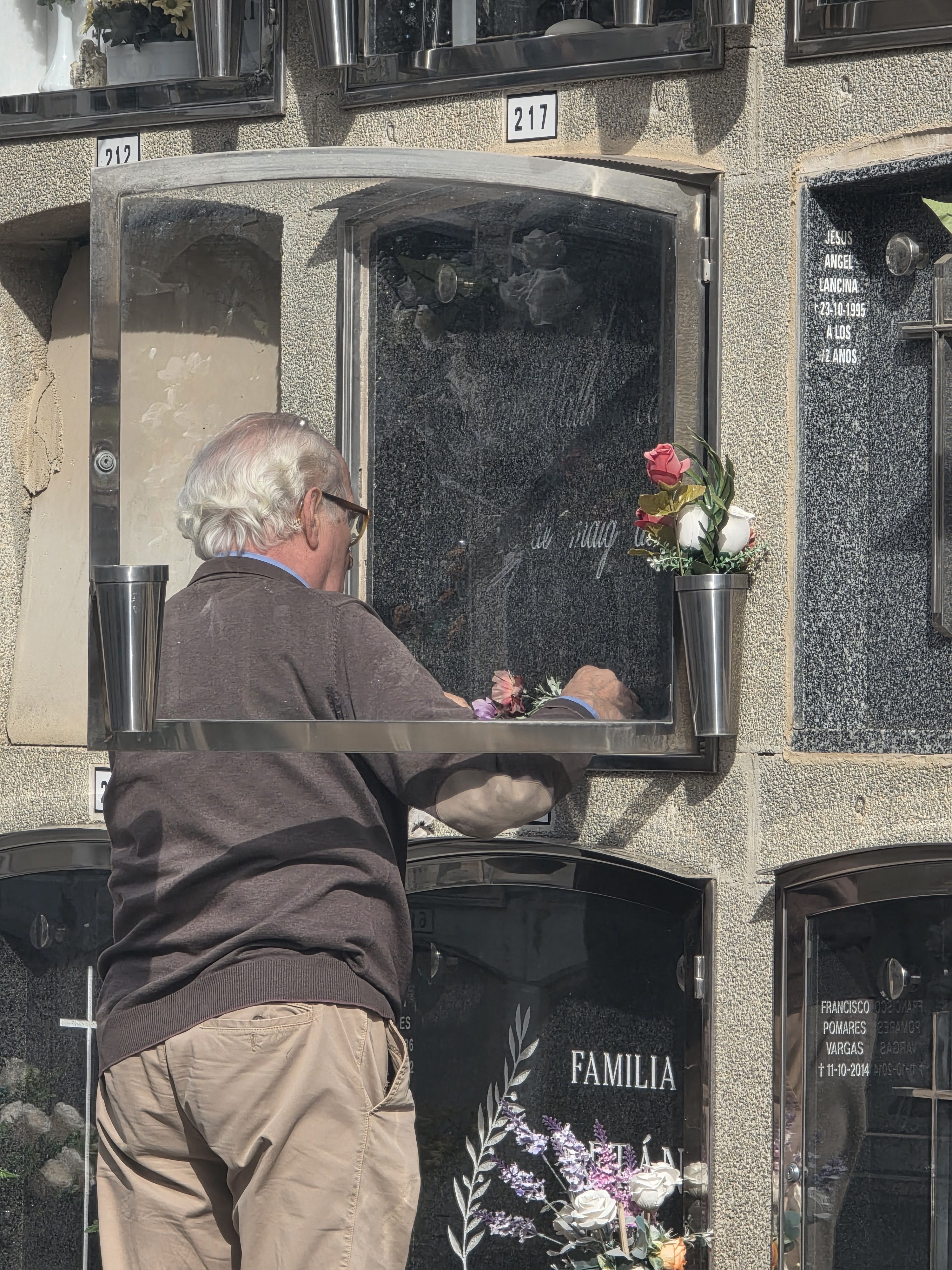Dia de Tots Sants al cementiri municipal  Foto: Marc Mata