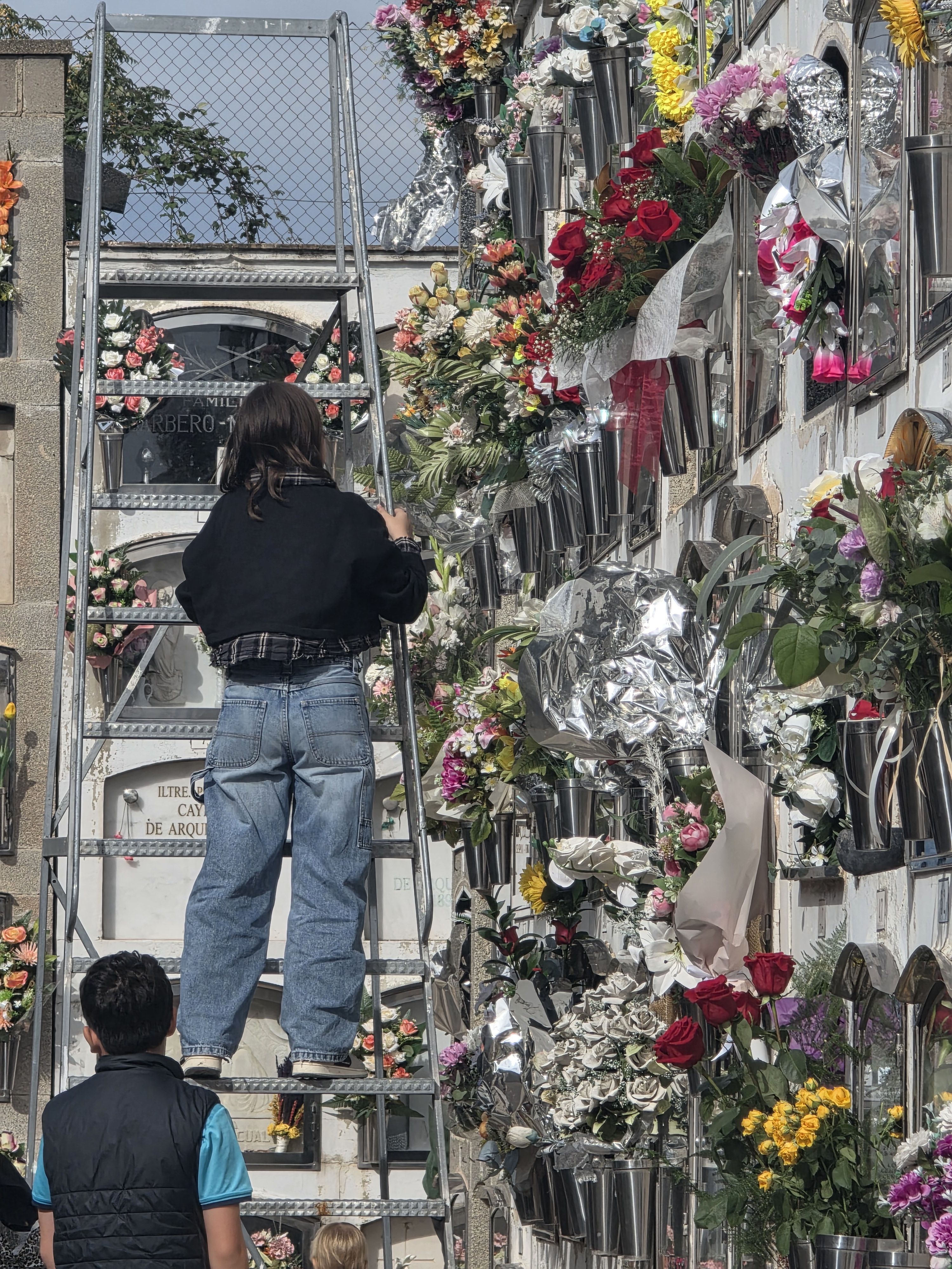 Dia de Tots Sants al cementiri municipal  Foto: Marc Mata