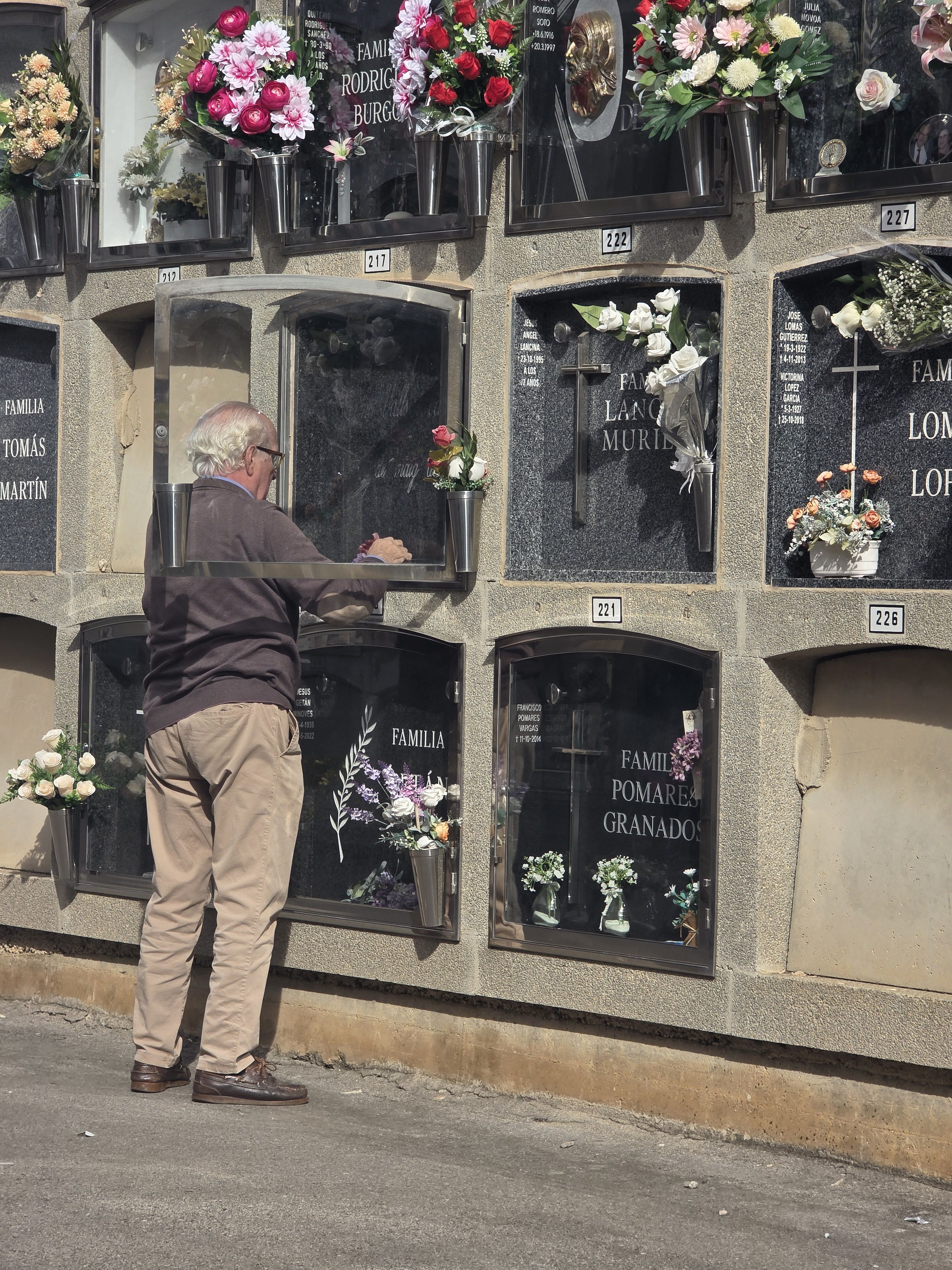 Dia de Tots Sants al cementiri municipal  Foto: Marc Mata
