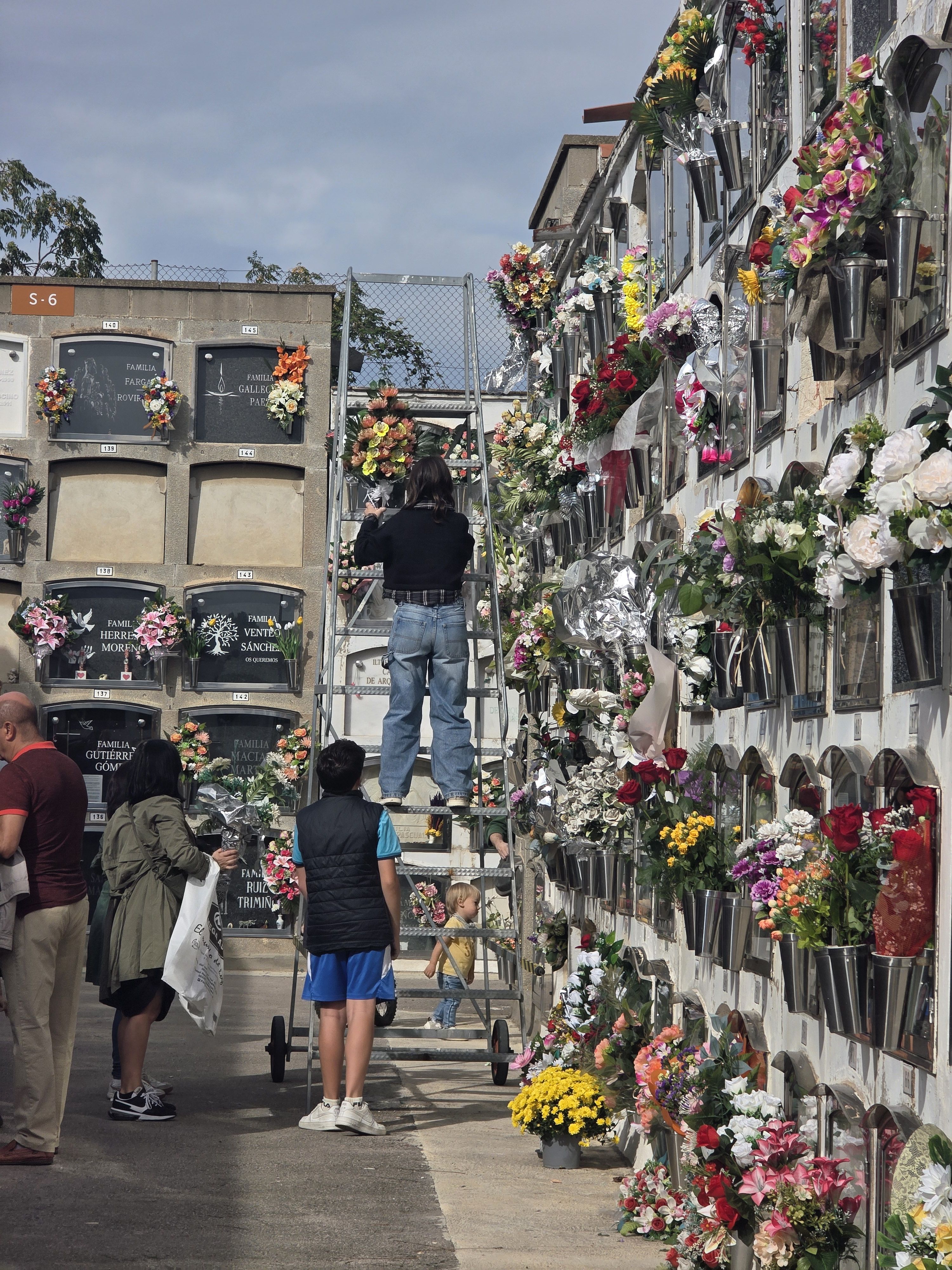 Dia de Tots Sants al cementiri municipal  Foto: Marc Mata