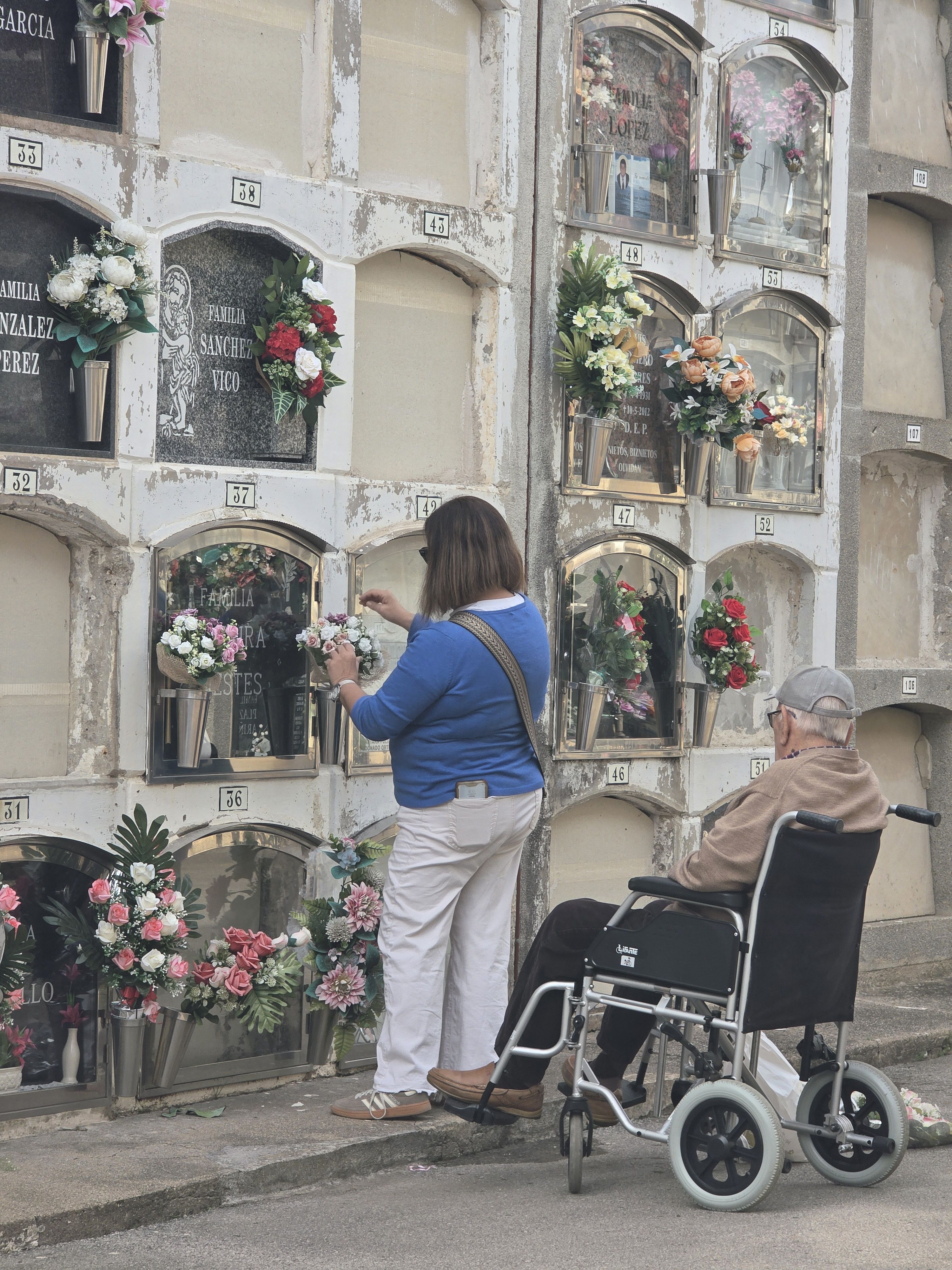 Dia de Tots Sants al cementiri municipal  Foto: Marc Mata