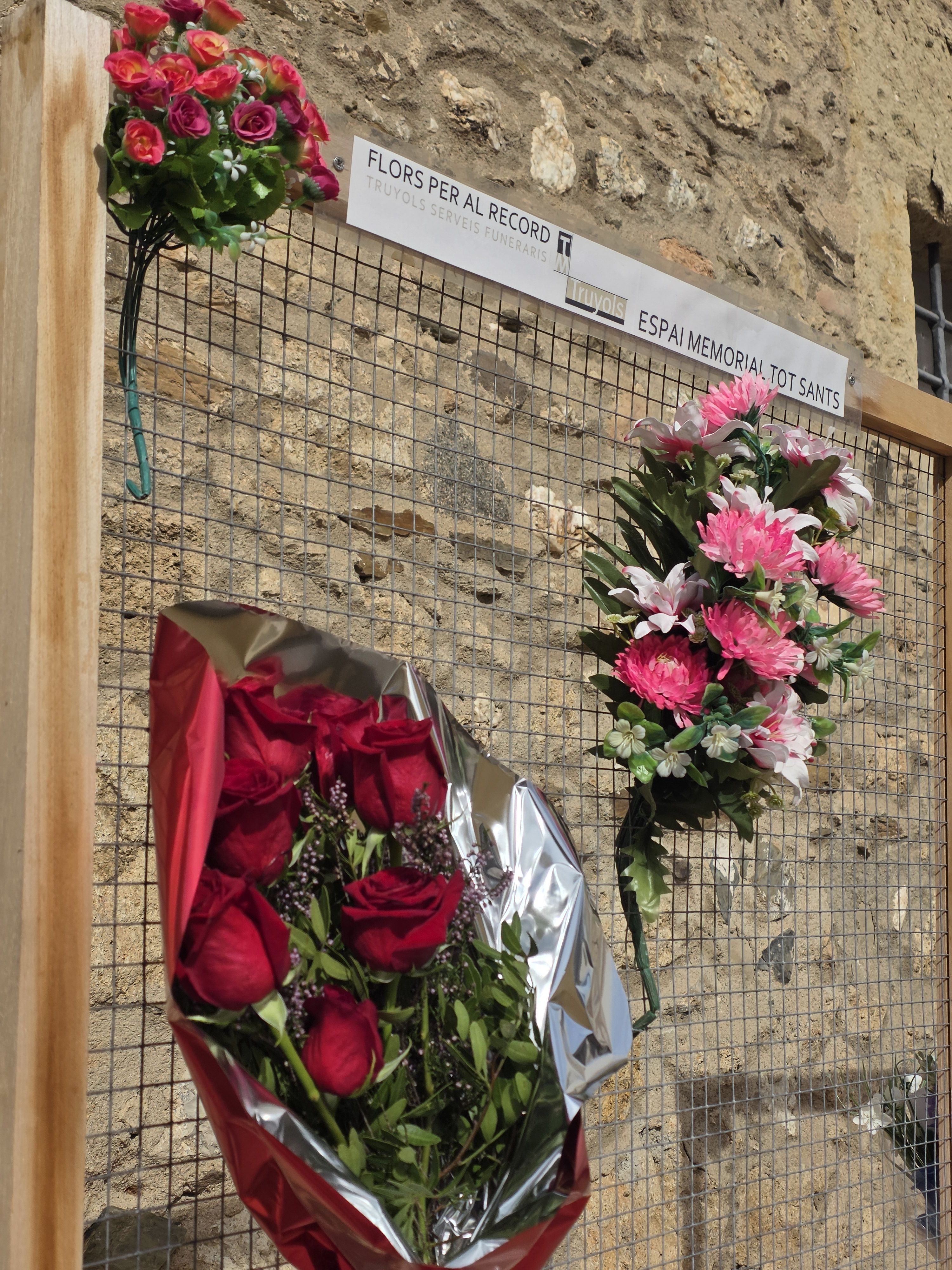 Dia de Tots Sants al cementiri municipal  Foto: Marc Mata