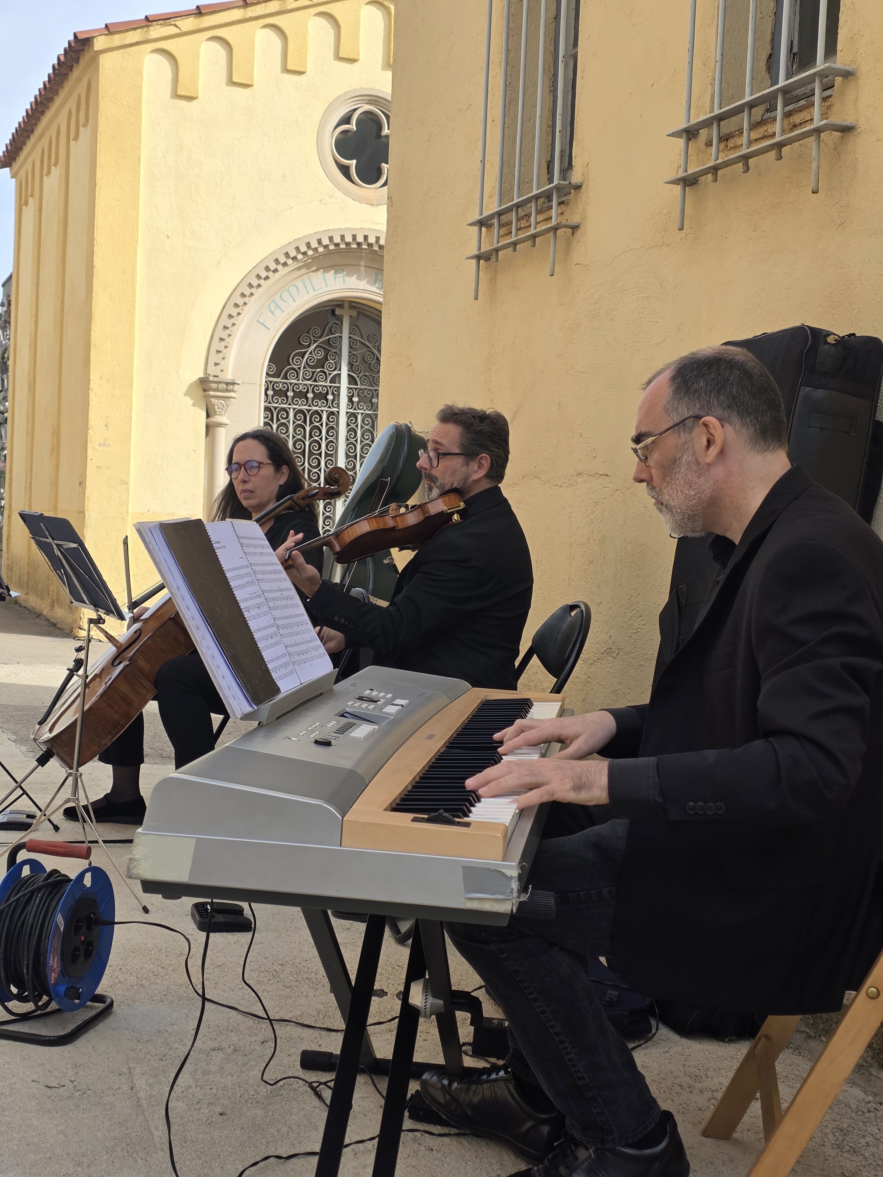 Dia de Tots Sants al cementiri municipal  Foto: Marc Mata