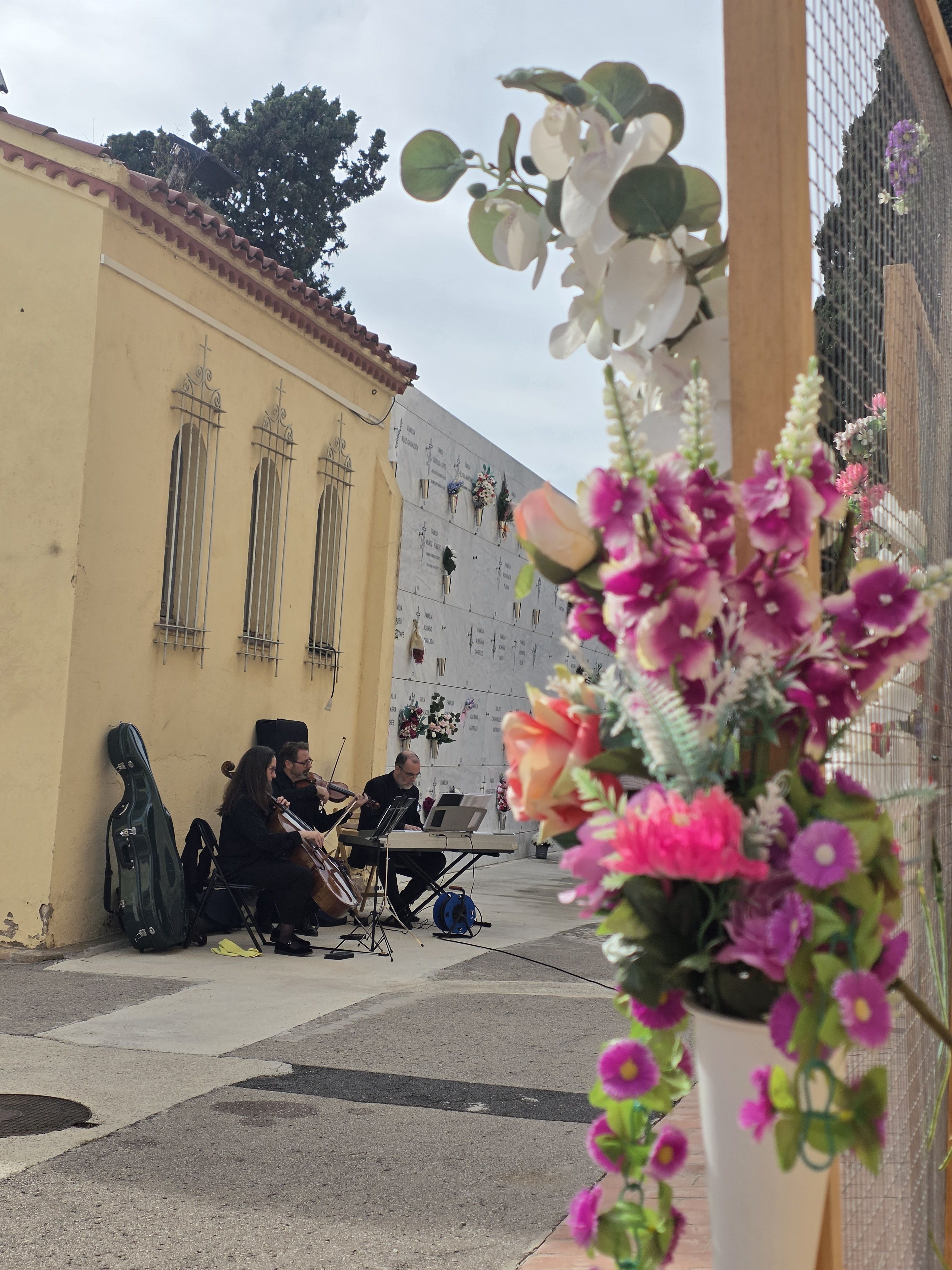 Dia de Tots Sants al cementiri municipal  Foto: Marc Mata