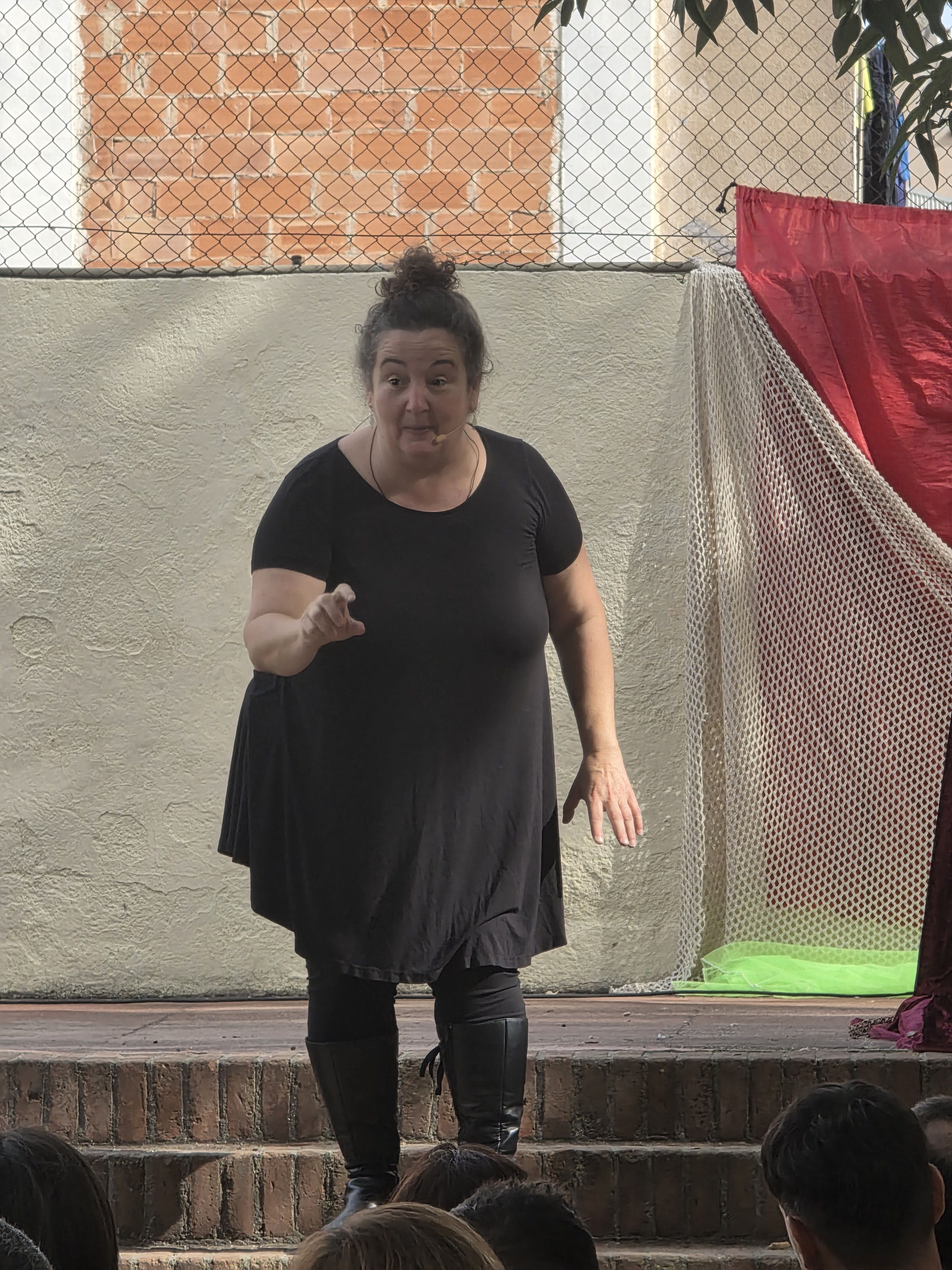 La Susagna Navó explicant el contacontes dramatitzat 'Sant Martí, un personatge de llegenda'. Foto: Marc Mata 