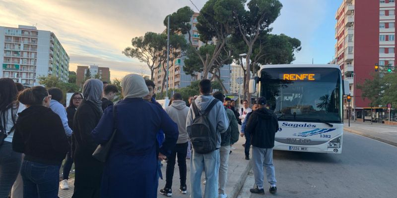 Llargues cues a primera hora d'aquest diumenge. Foto: Judit Josa