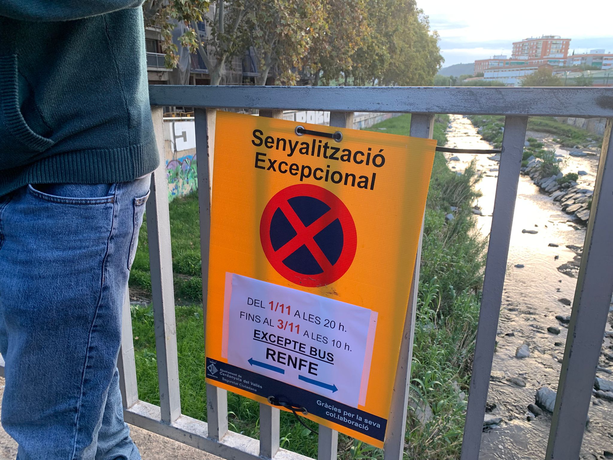 Cartell de RENFE que informa de les afectacions per les obres de Montcada Bifurcació. Foto: Judit Josa