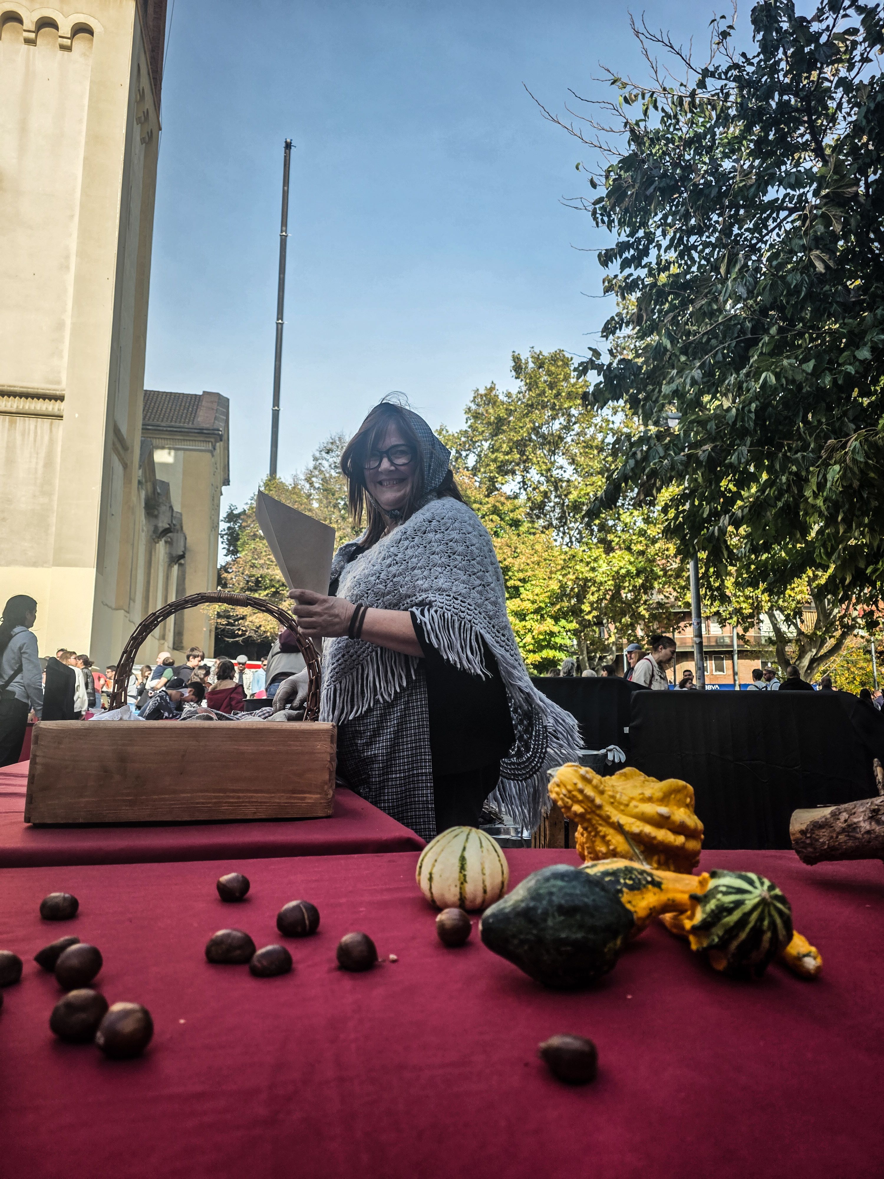 La castanyera repartint castanyes a infants i grans. Foto: Marc Mata 