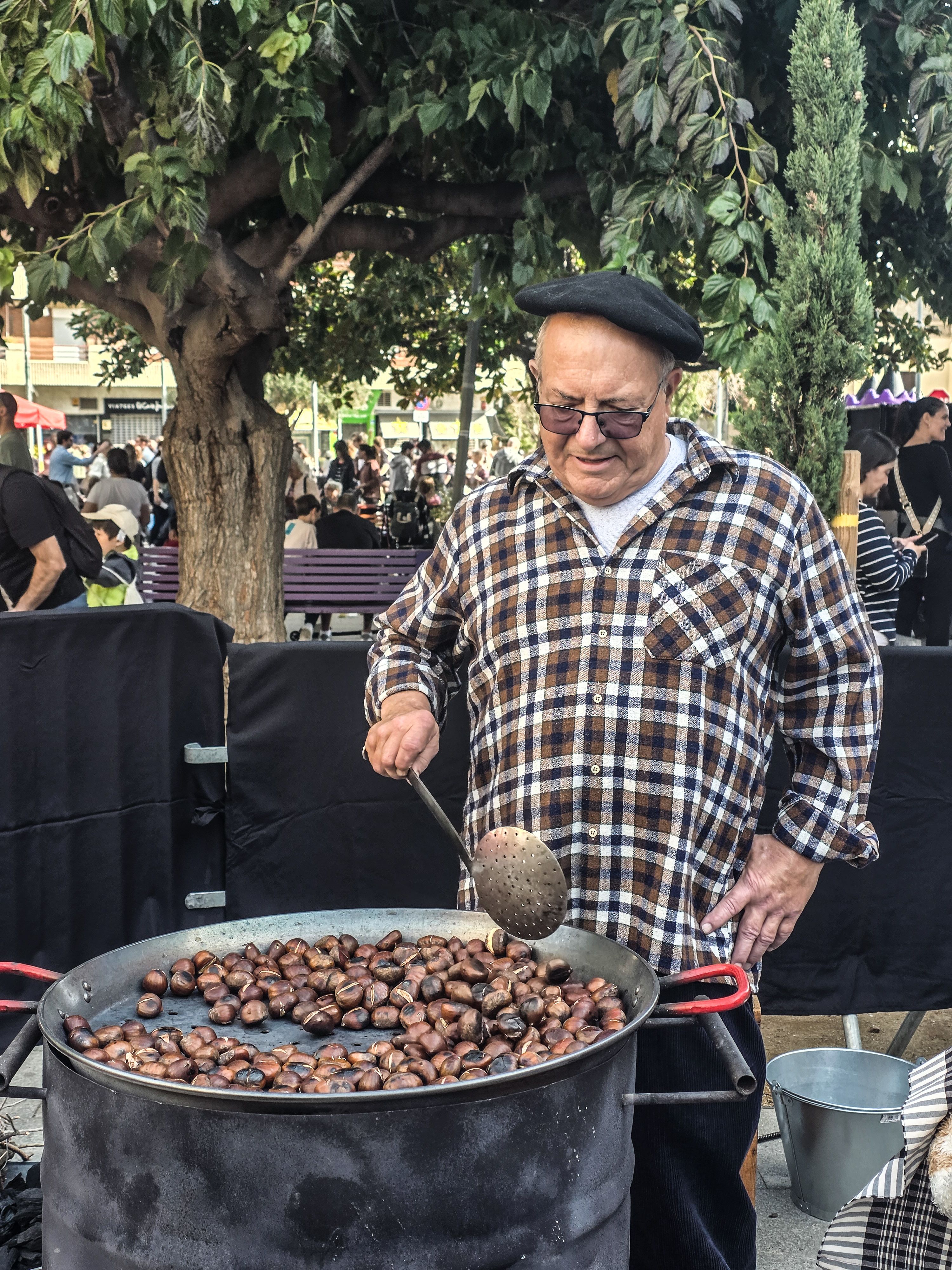 Preparant castanyes. Foto: Marc Mata 