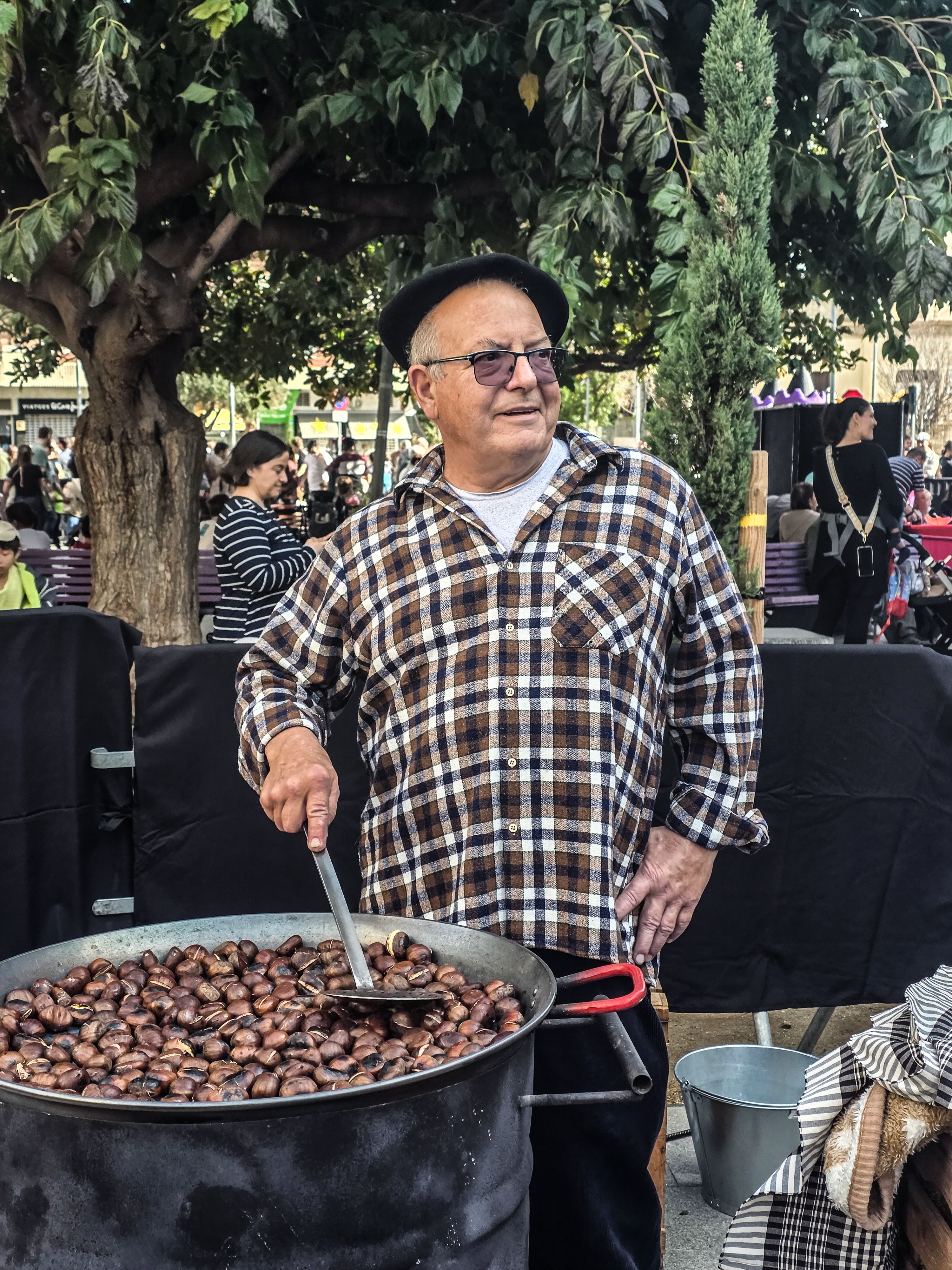 Preparant castanyes. Foto: Marc Mata