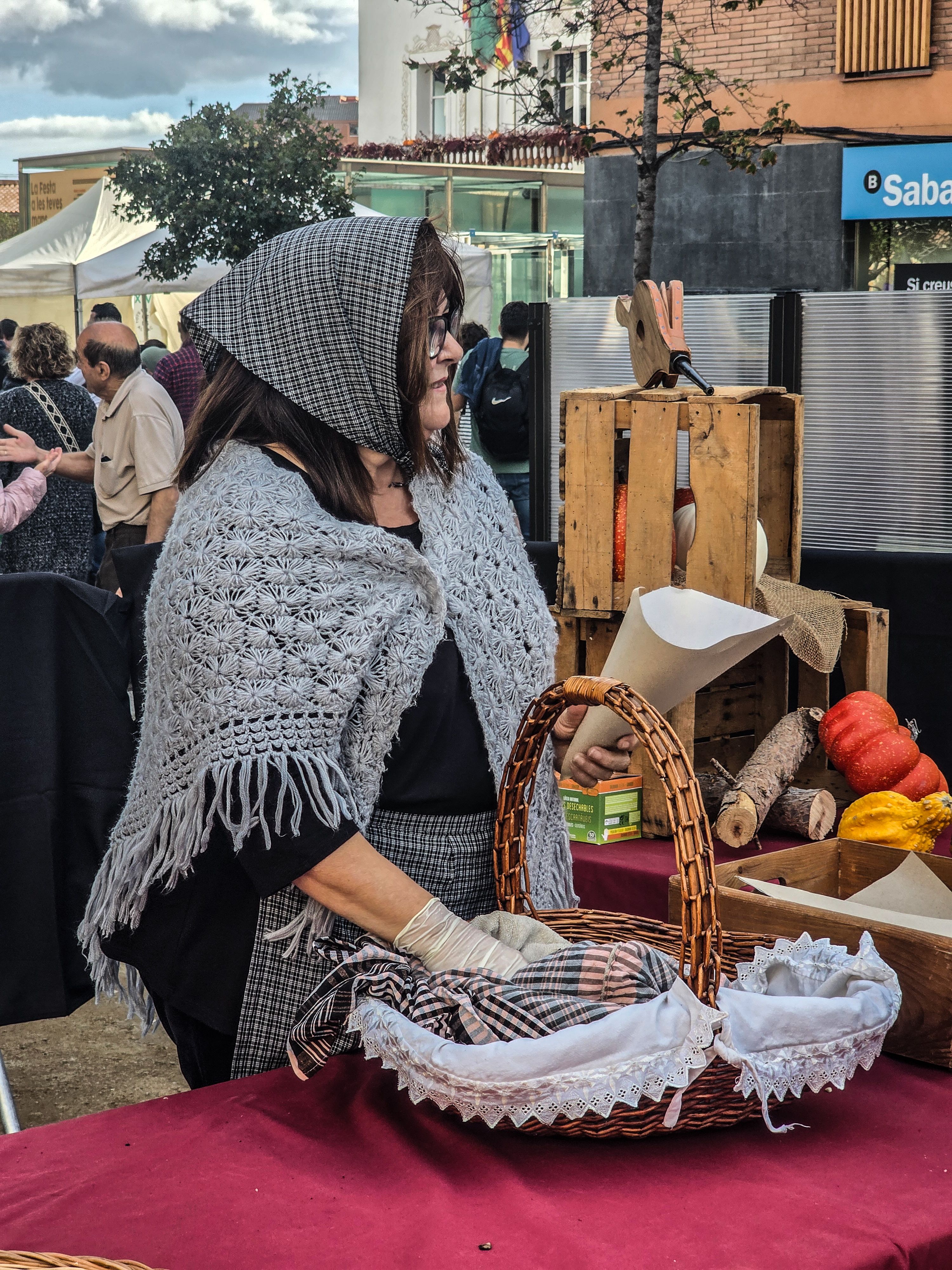 Repartint castanyes. Foto: Marc Mata