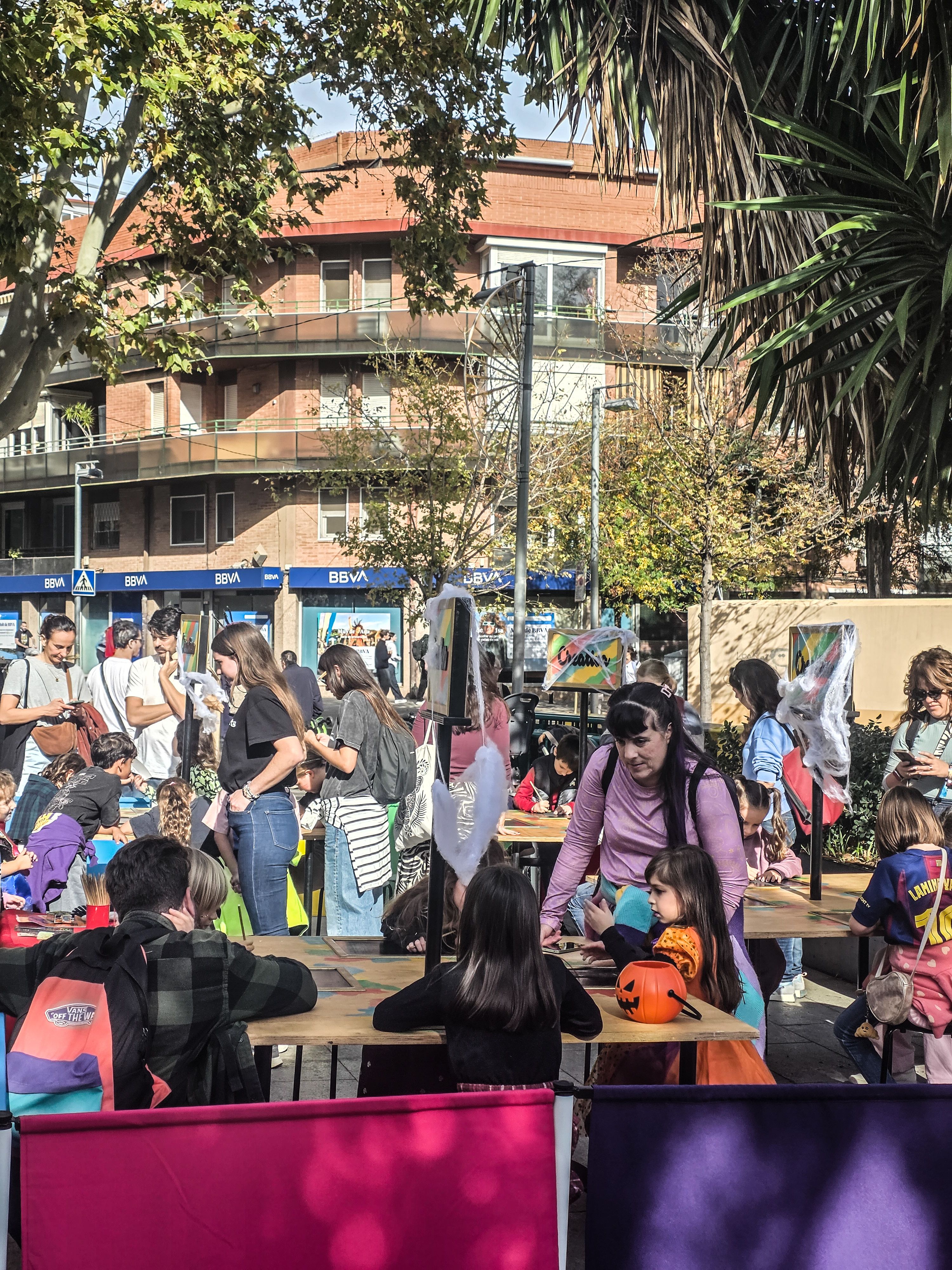 Dues tradicions compartint espai. Foto: Marc Mata