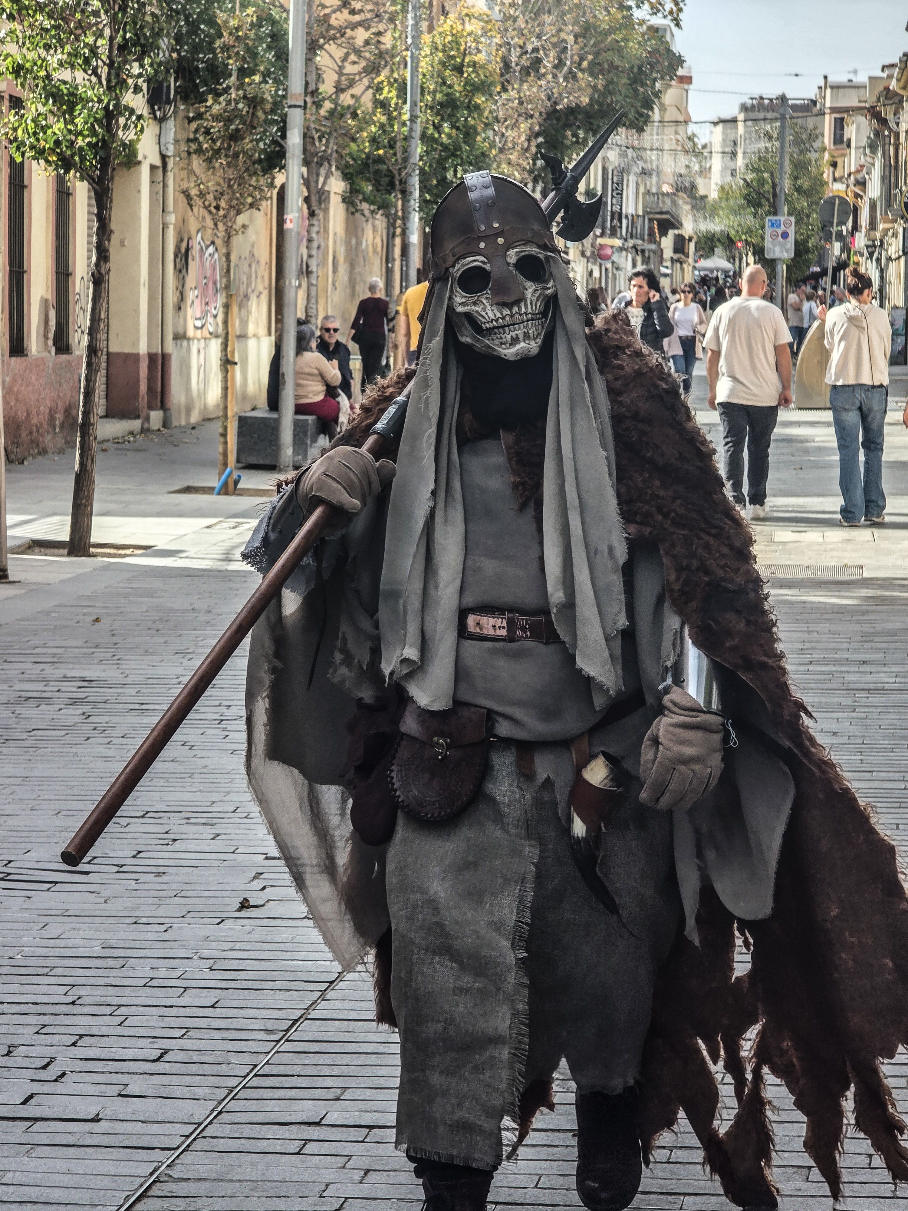 Disfresses curioses pels carrers de la ciutat. Foto: Marc Mata
