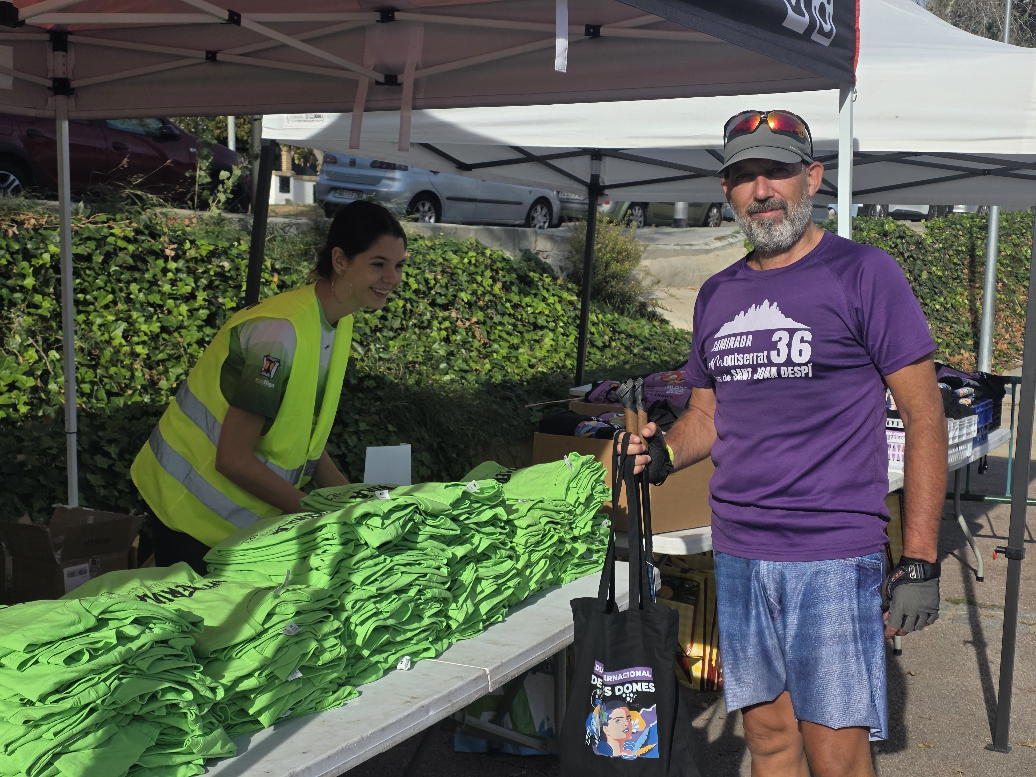 Els participants a la zona d'avituallament. Foto: Marc Mata