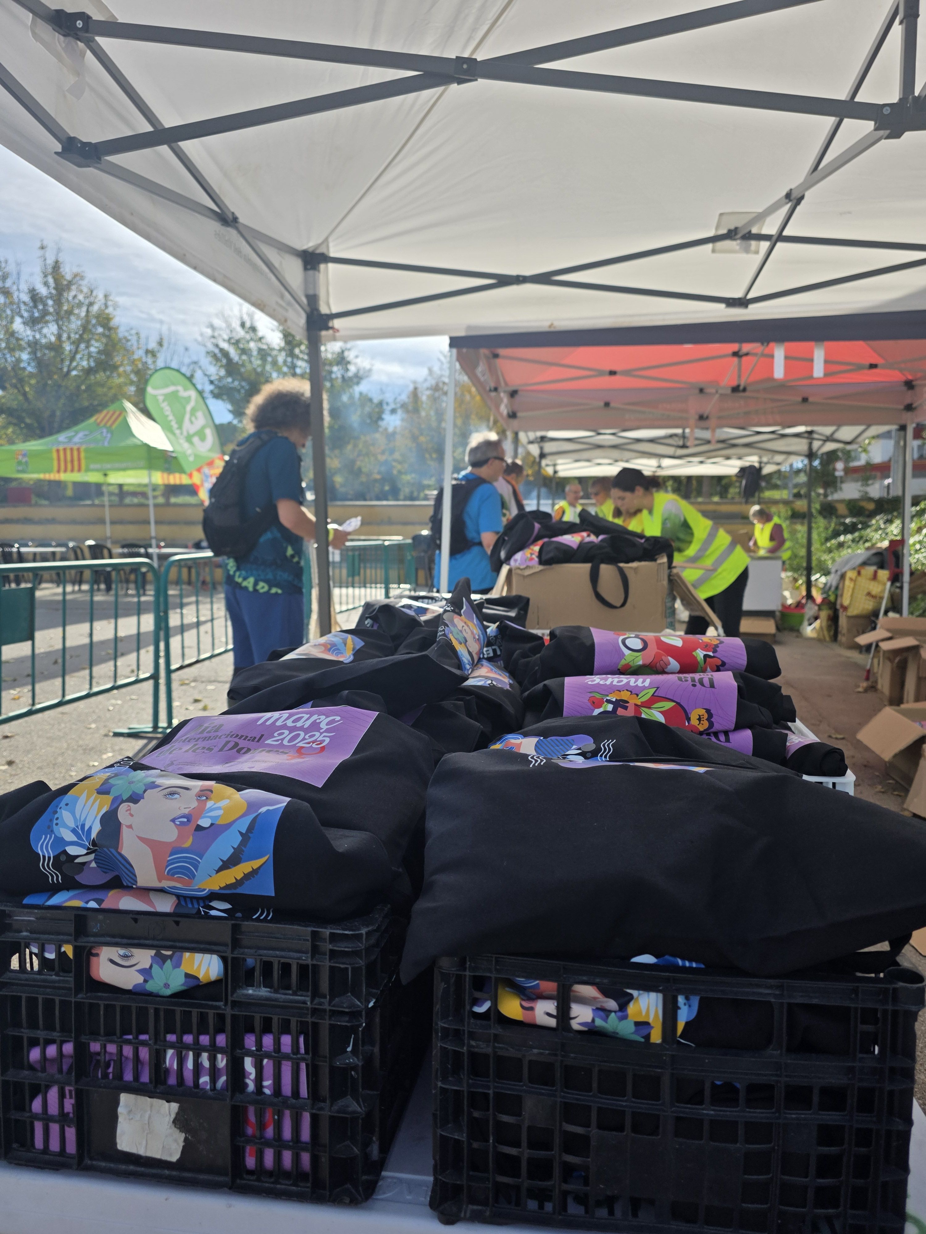 Els participants a la zona d'avituallament. Foto: Marc Mata